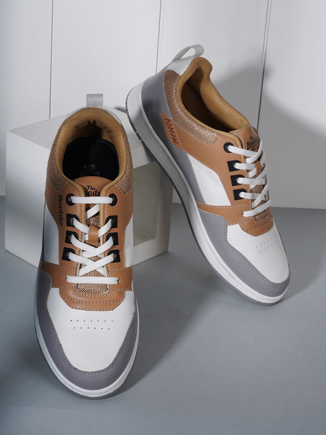 

Roadster Men Brown & White Colourblocked Custom Orthotics Insole Contrast Sole Sneakers