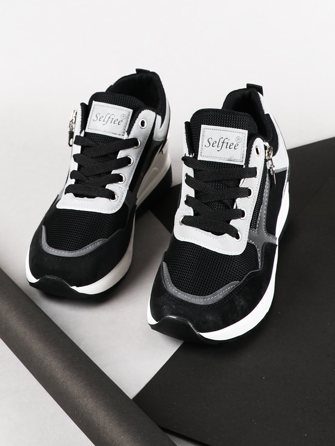 

THE WHITE POLE Women Colourblocked Lightweight Memory Foam Contrast Sole Sneakers, Black