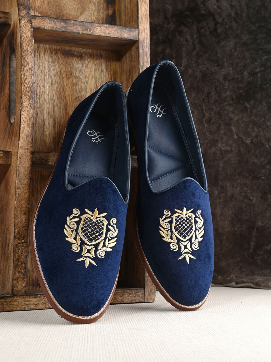 

House of Pataudi Men Embroidered Comfort Insole Basics Mojaris, Navy blue