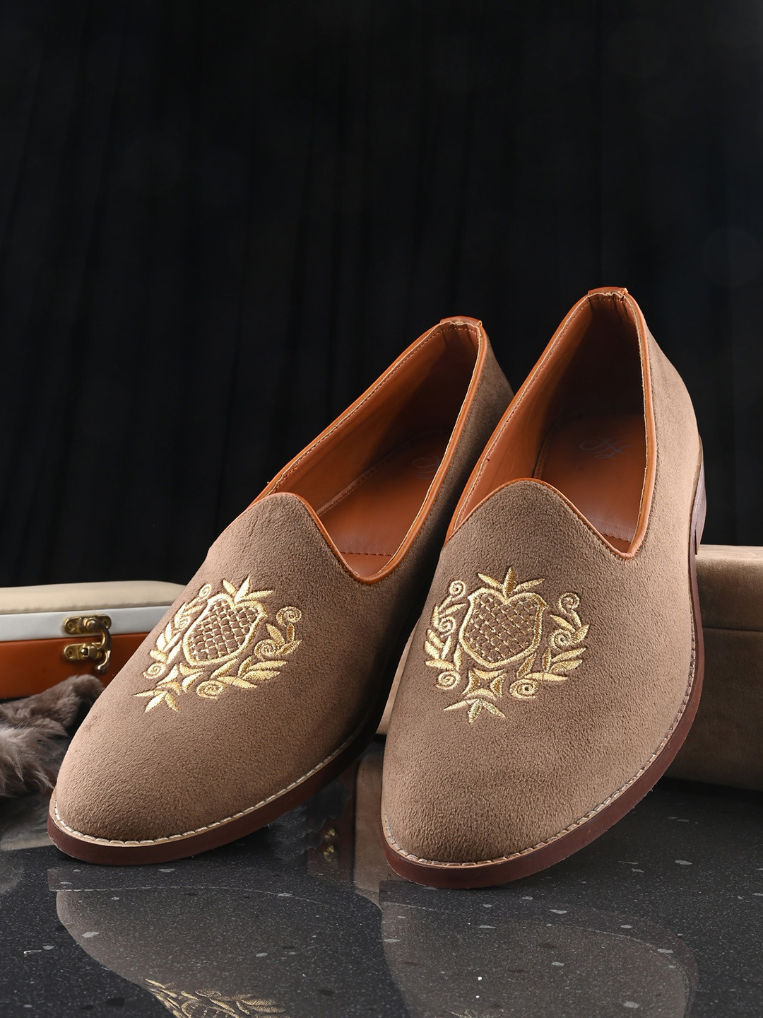 

House of Pataudi Men Embroidered Comfort Insole Basics Mojaris, Tan