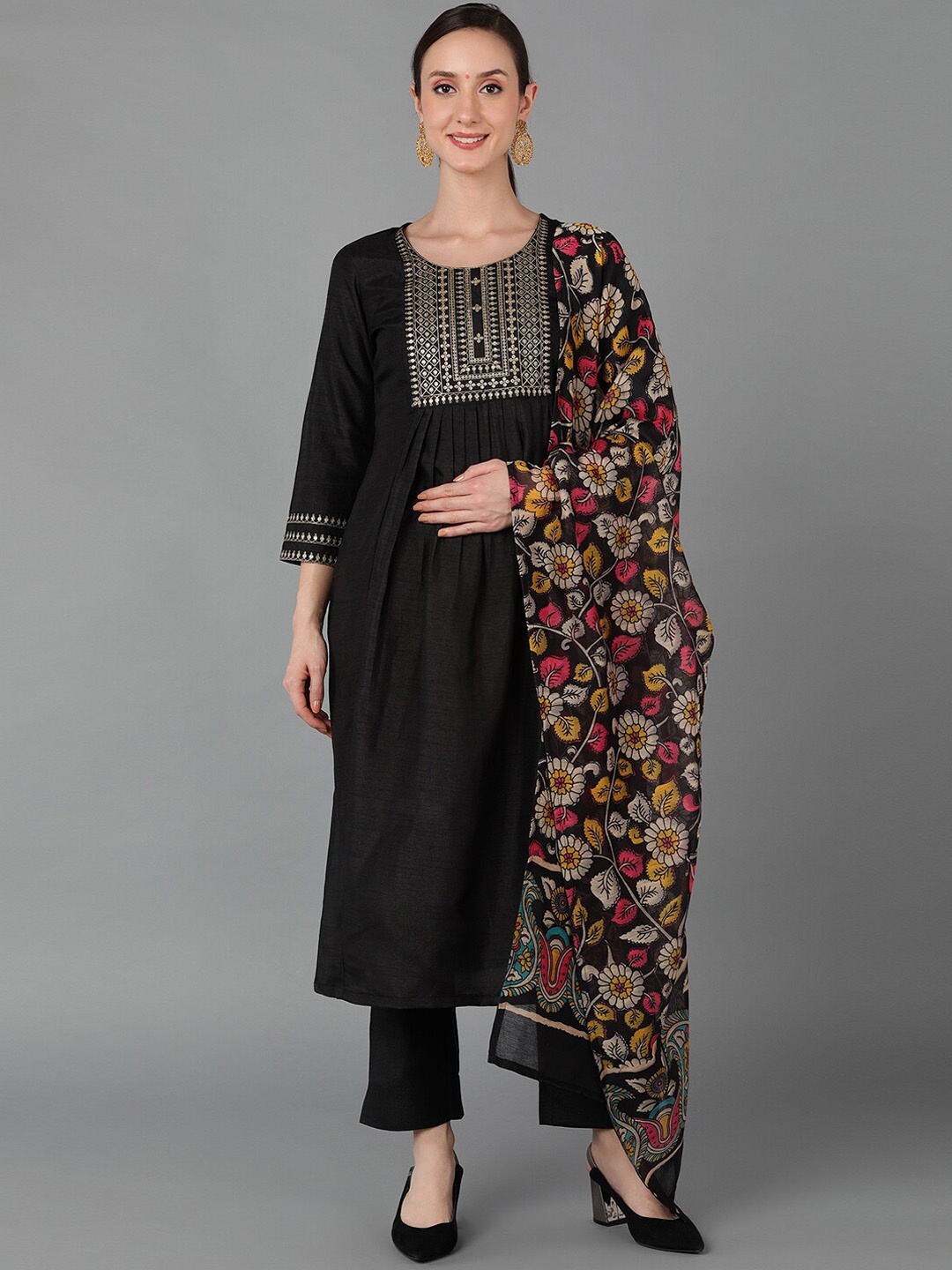 

AHIKA Black & Gold-Toned Ethnic Motifs Yoke Design Zari Kurta with Trousers & Dupatta