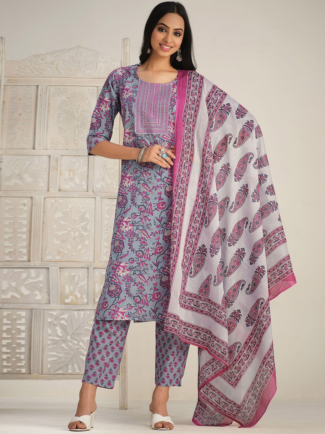 

Sangria Floral Printed Gotta Patti Kurta With Trouser & Dupatta, Grey