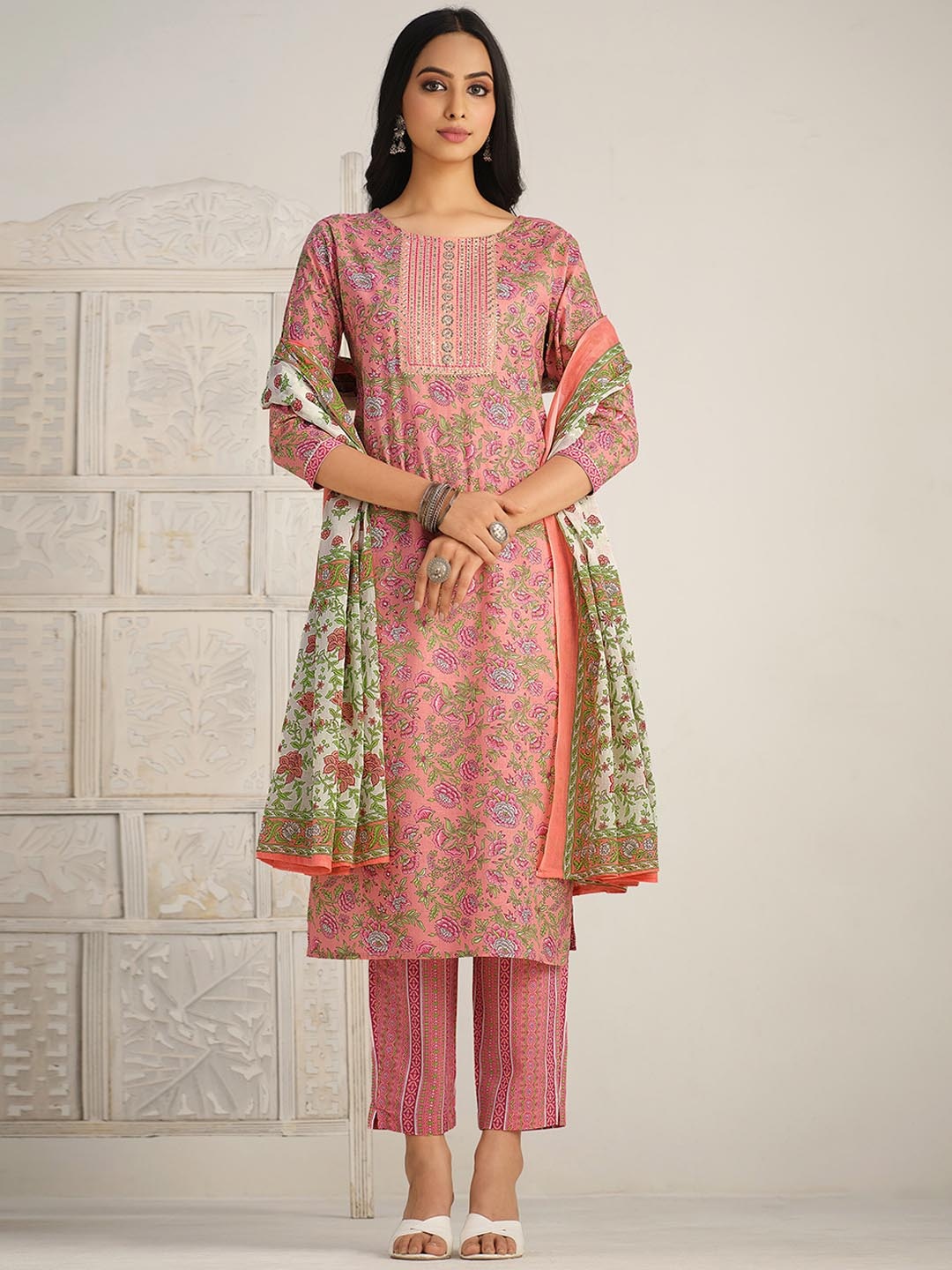 

Sangria Floral Printed Gotta Patti Detail Kurta With Trouser & Dupatta, Peach