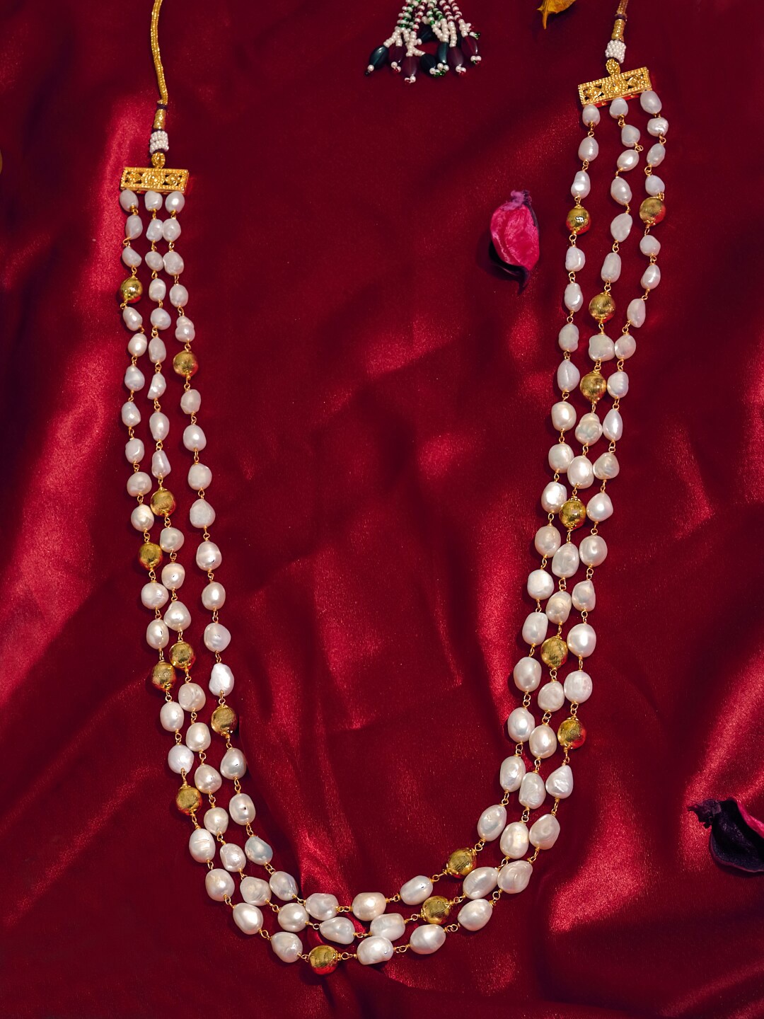 

Ishhaara White & Gold-Toned Brass Brass-Plated Layered Necklace