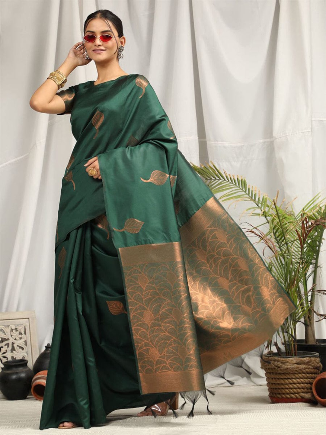 

Fashion Booms Floral Woven Design Zari Silk Blend Banarasi Saree, Green