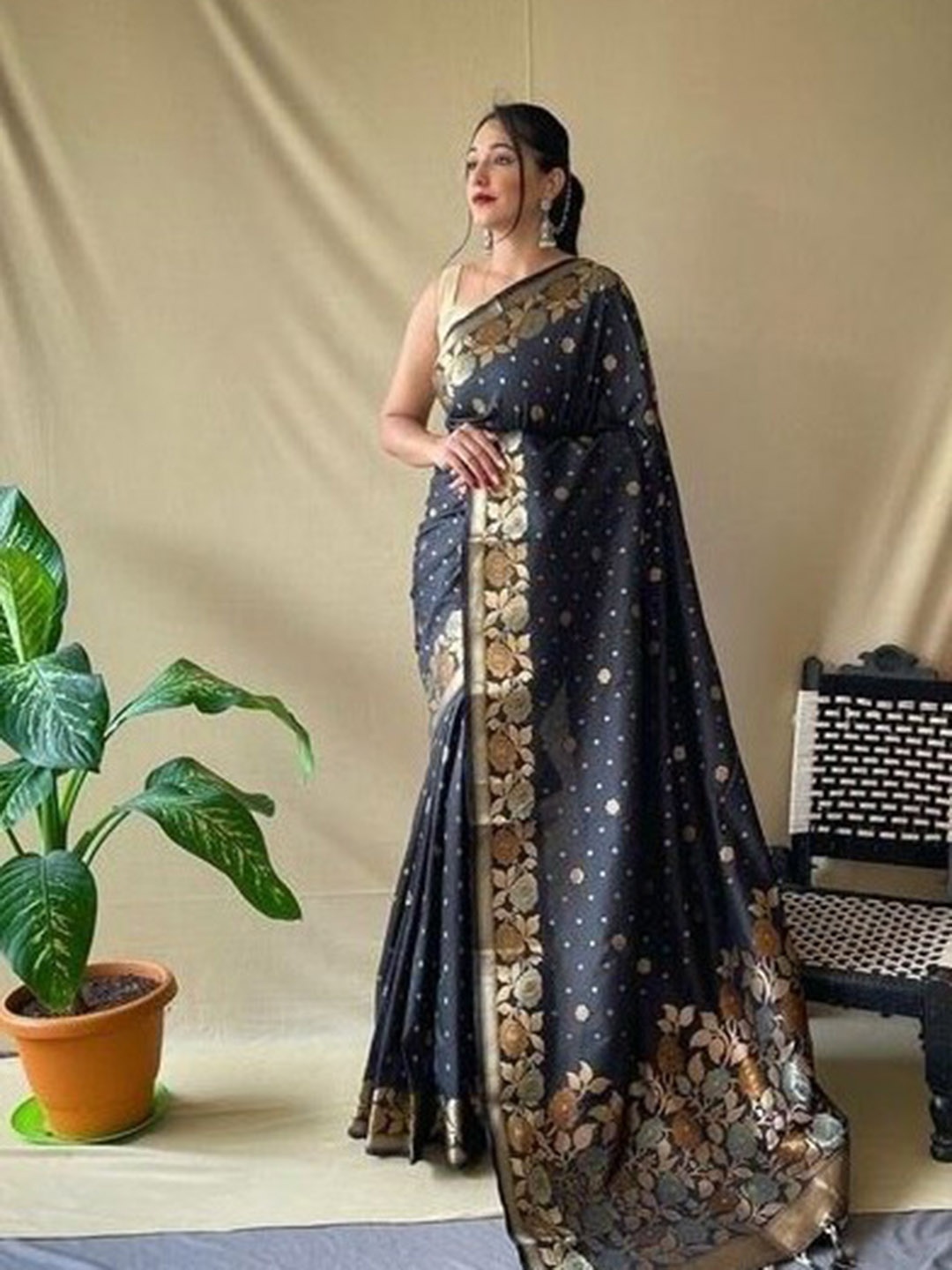 

Fashion Booms Floral Woven Design Zari Pure Silk Kanjeevaram Saree, Black