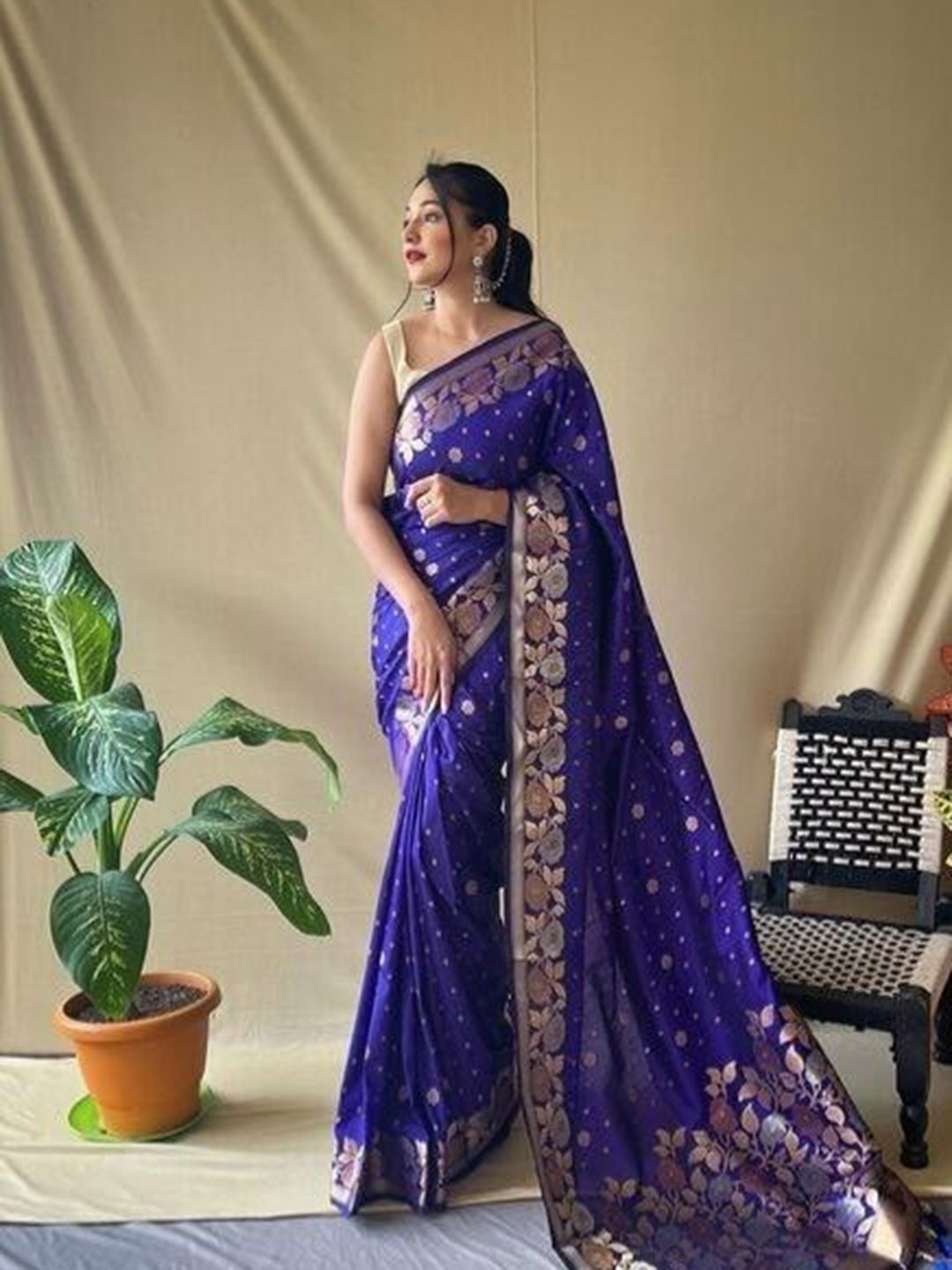 

Fashion Booms Floral Woven Design Pure Silk Kanjeevaram Saree, Blue