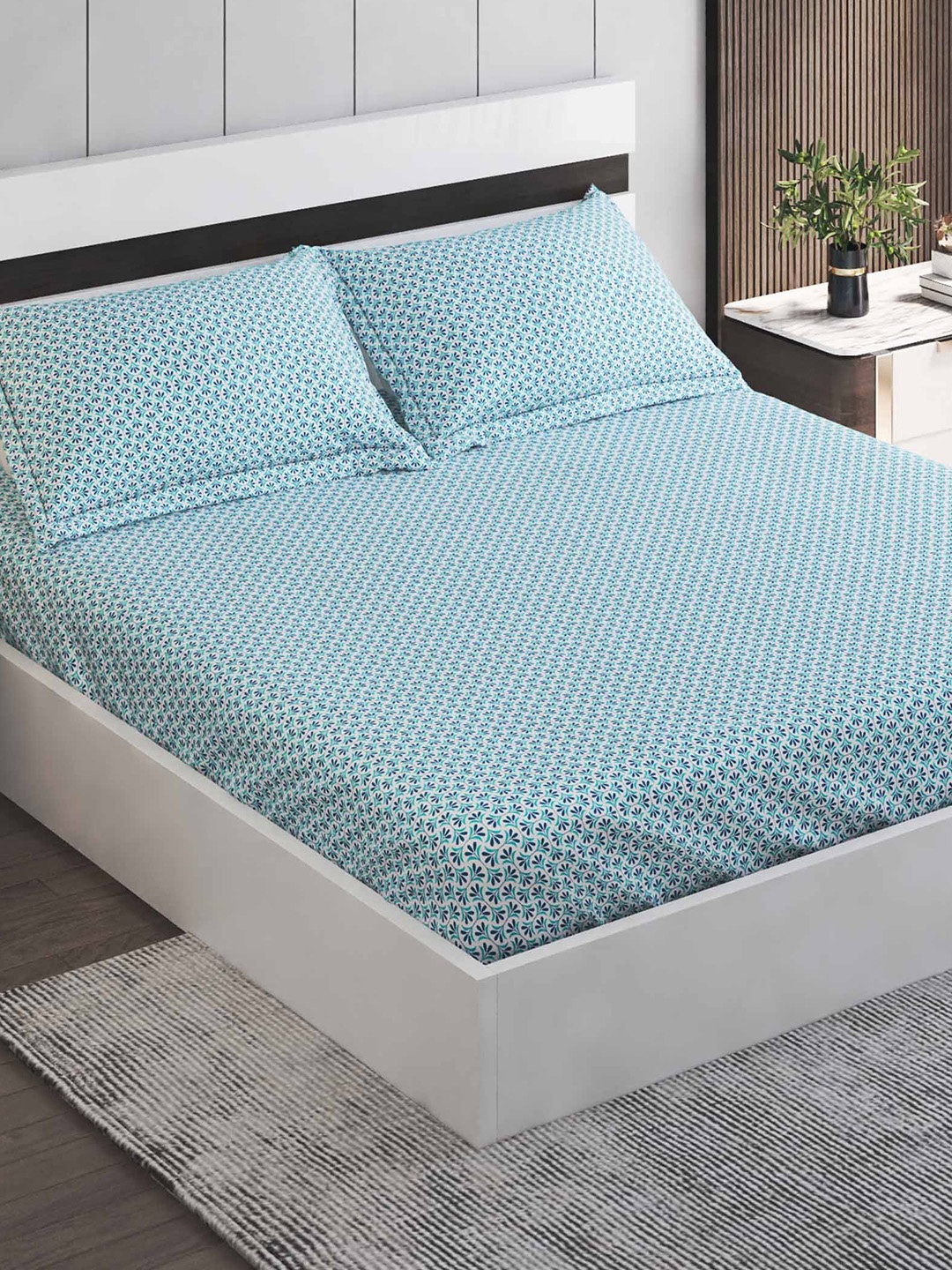 

Home Centre Medley Santorini Blue & White Floral 180 TC King Bedsheet & 2 Pillow Covers