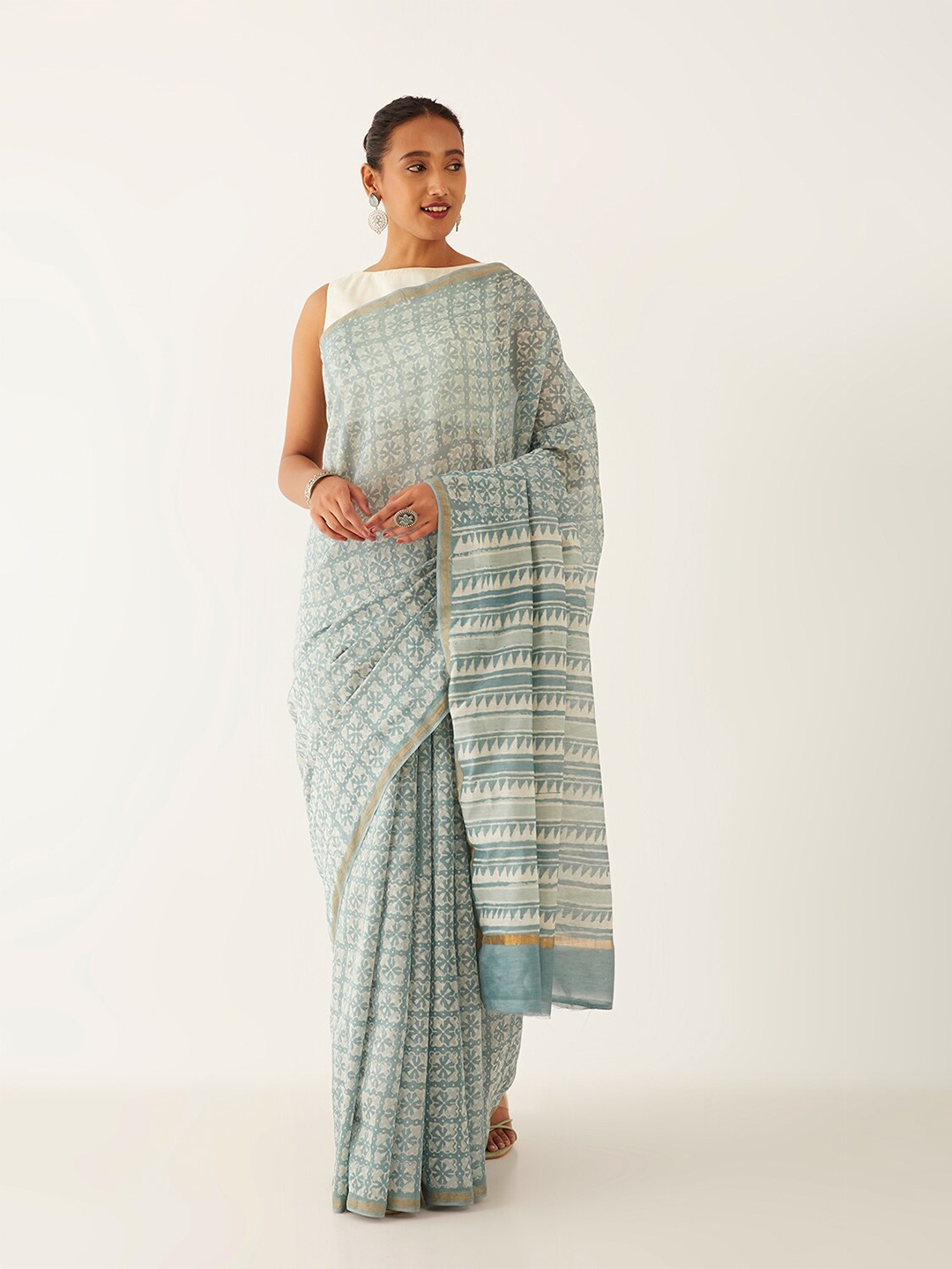 

Taneira Floral Zari Silk Cotton Bagru Saree With Blouse Piece, Grey