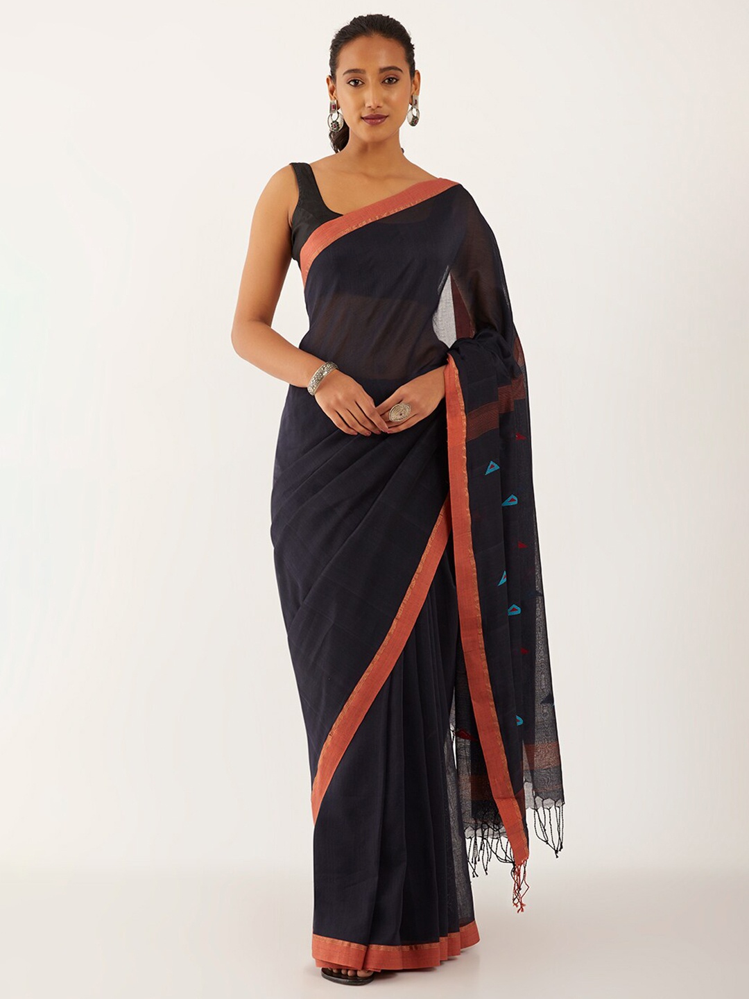 

Taneira Solid Pure Cotton Saree With Blouse Piece, Black