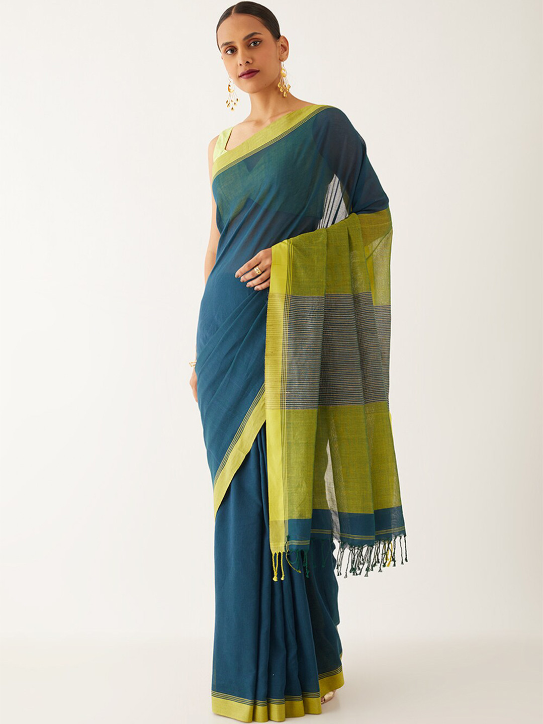 

Taneira Solid Pure Cotton Saree With Blouse Piece, Green