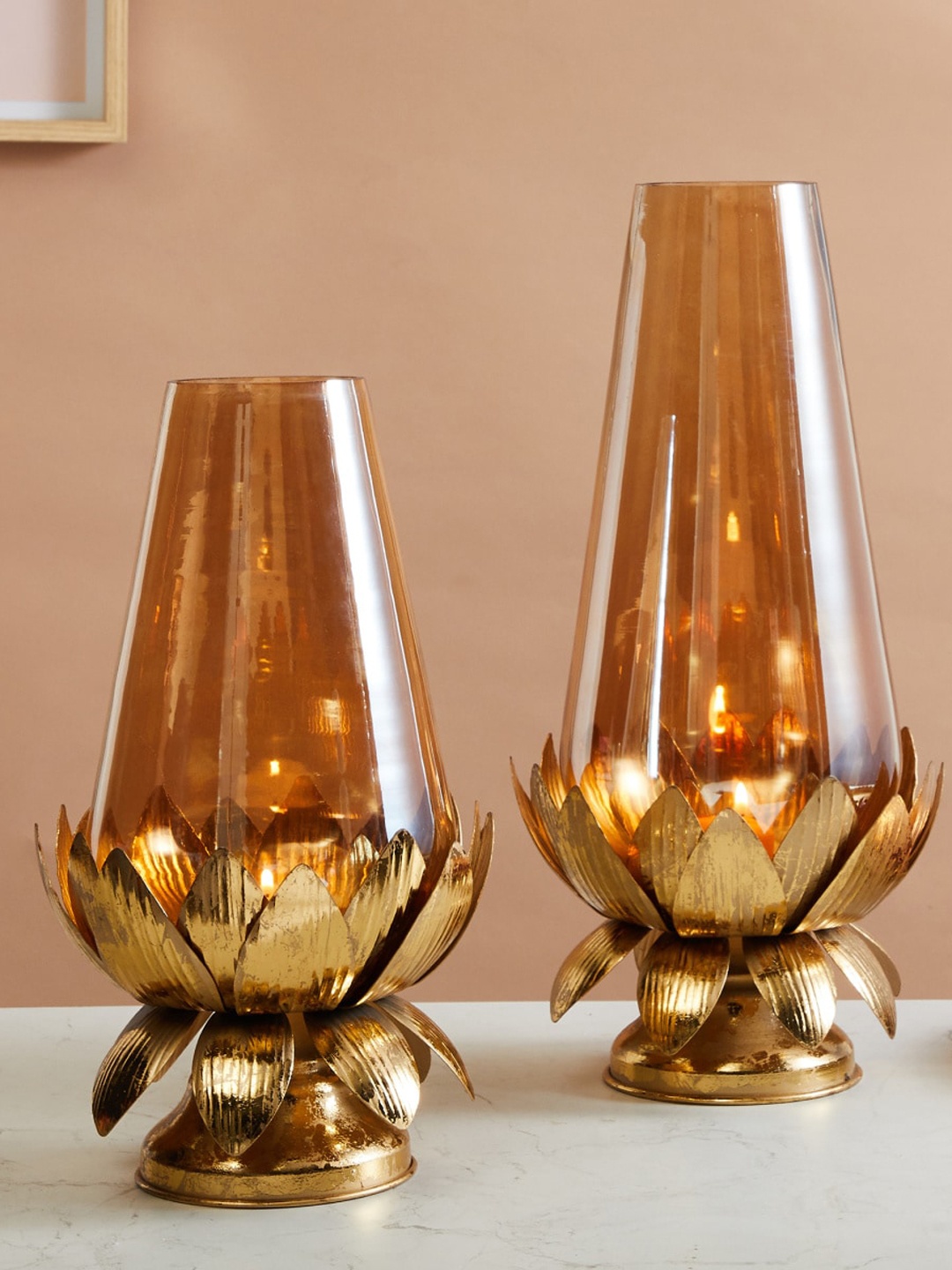 

Home Centre Rylee Gold Toned Glass Vase With Lotus Stand