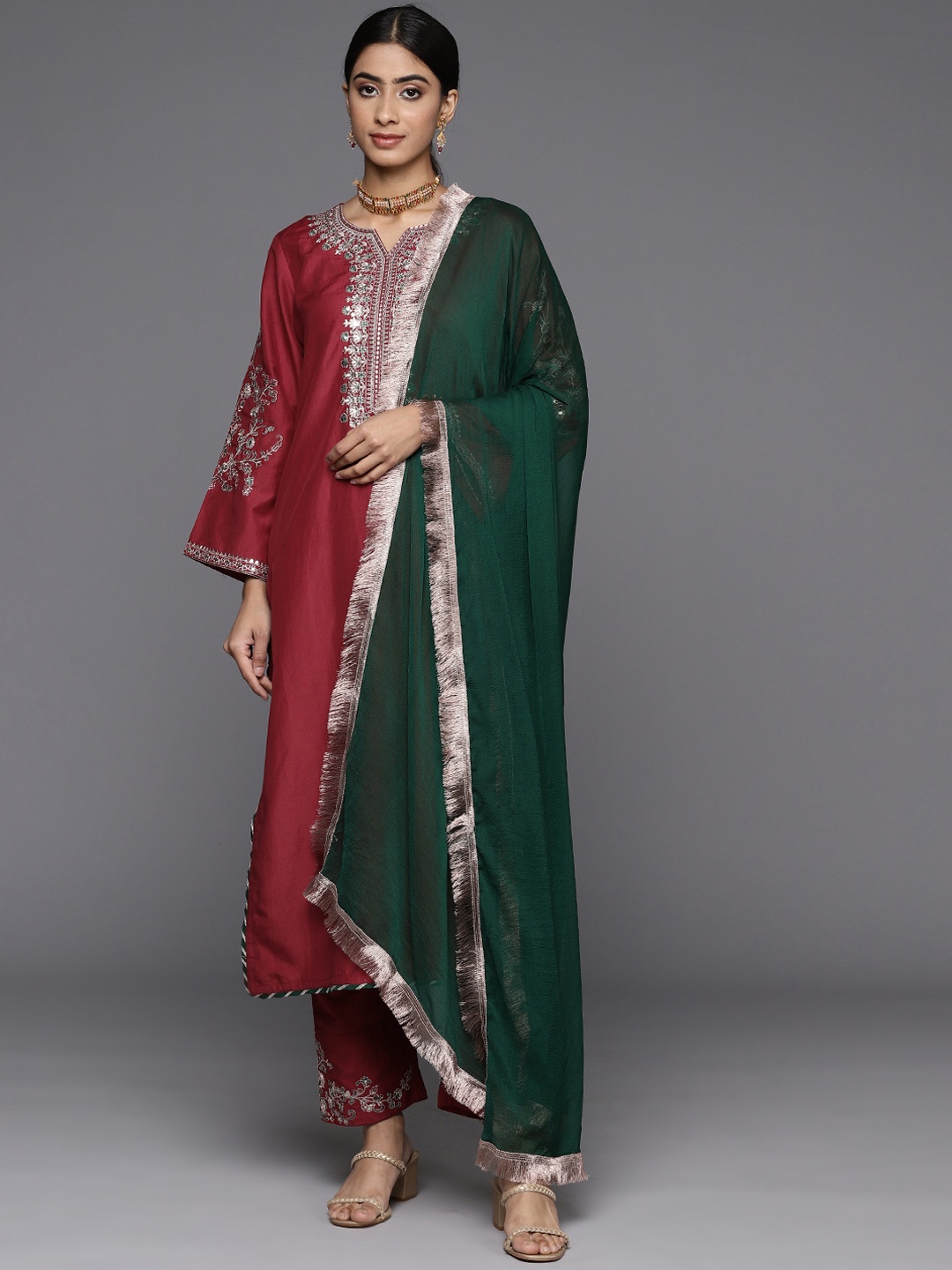 

Varanga Floral Embroidered Regular Kurta with Trousers & Dupatta, Maroon