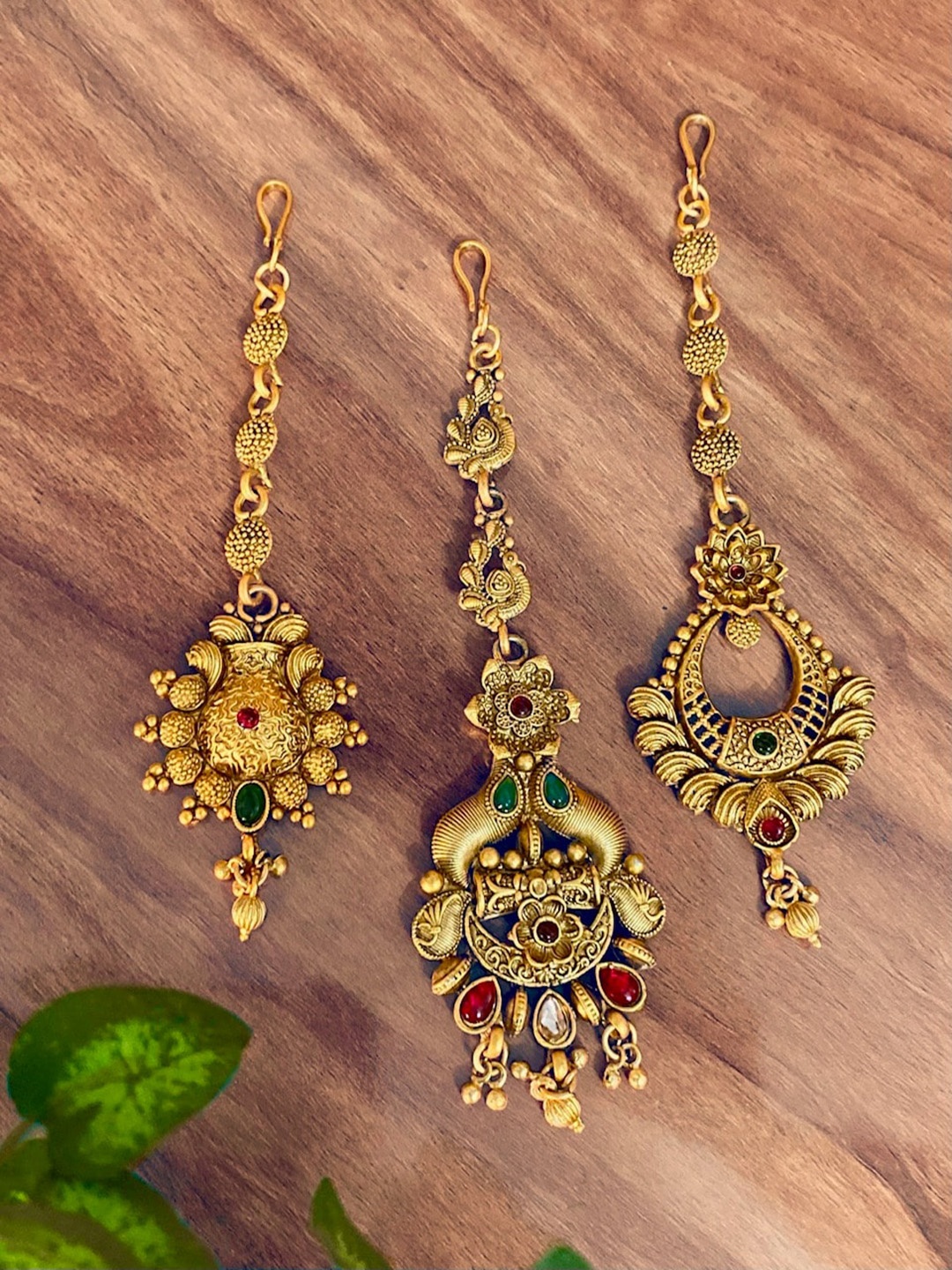 

ATIBELLE Set Of 3 Gold-Plated Stone Studded & Beaded Maang Tikka