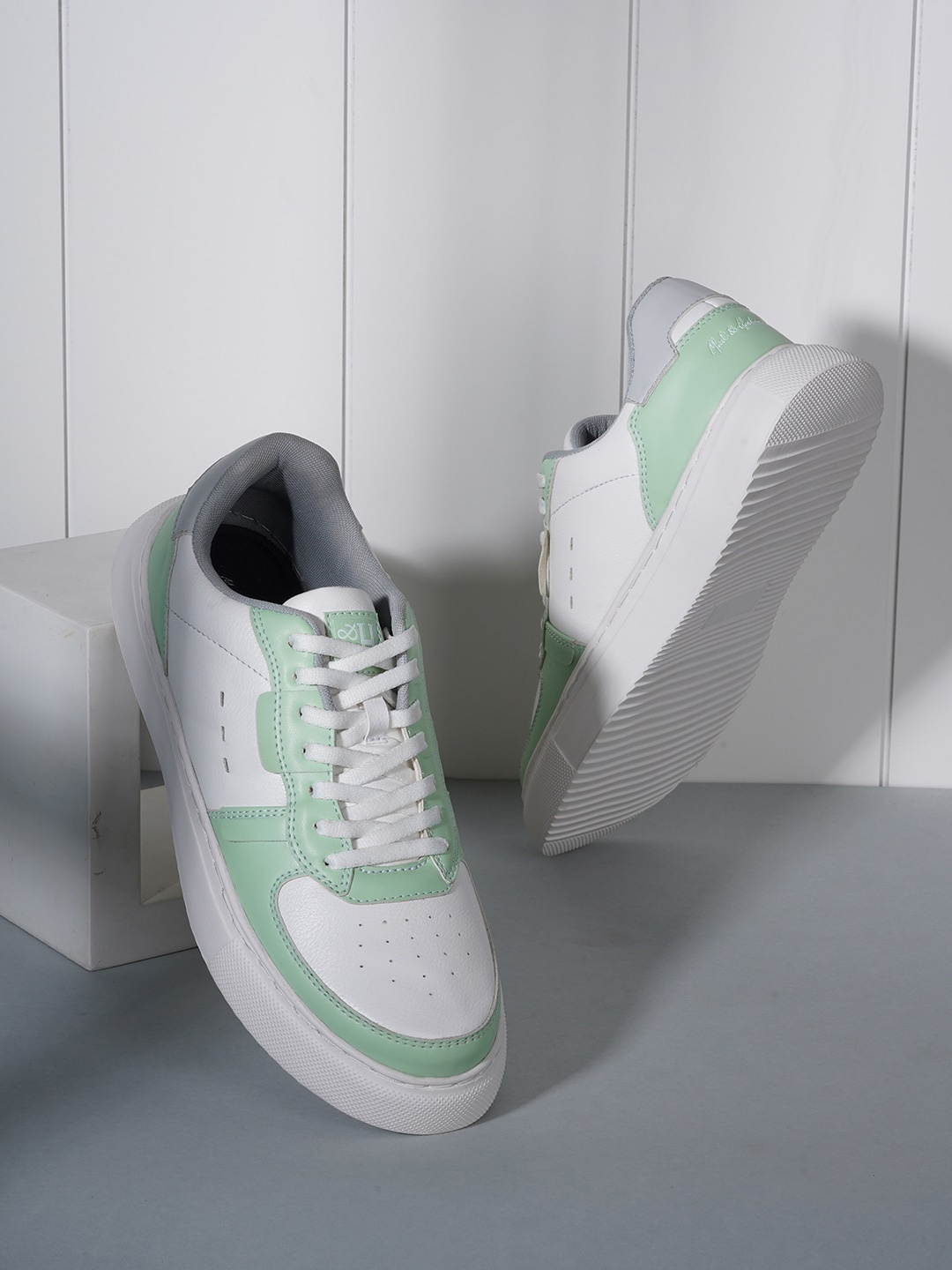 

Mast & Harbour Men White And Sea Green Colourblocked Sneakers