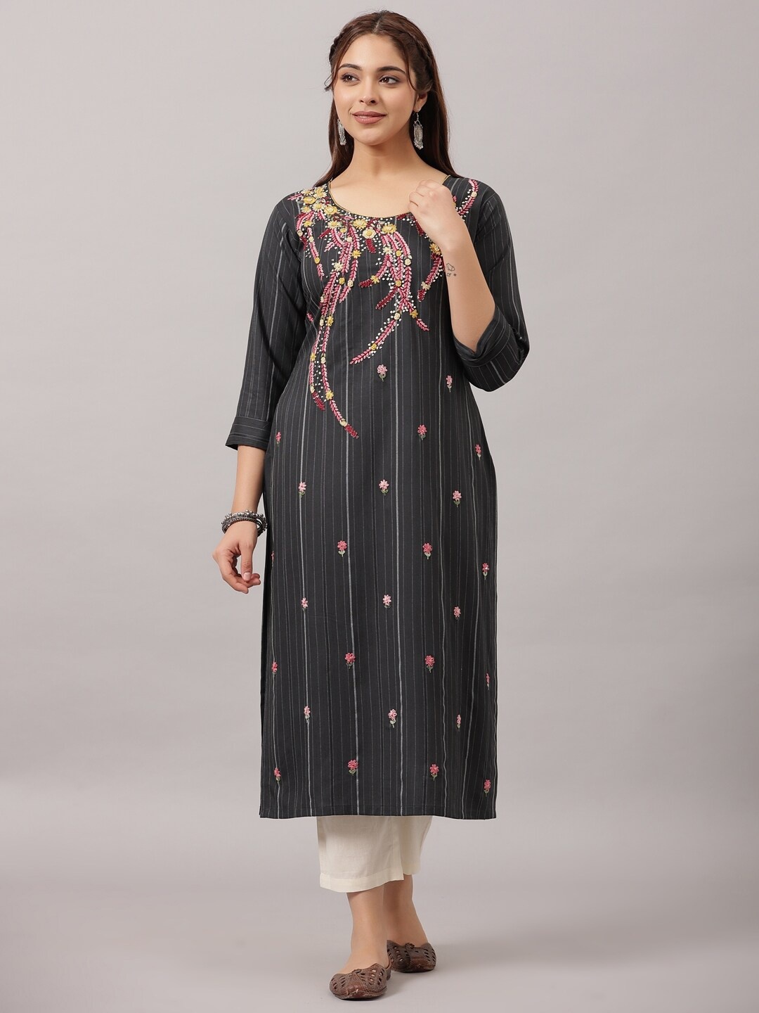 

Amchoor Round Neck Floral Embroidered Straight Kurta, Grey