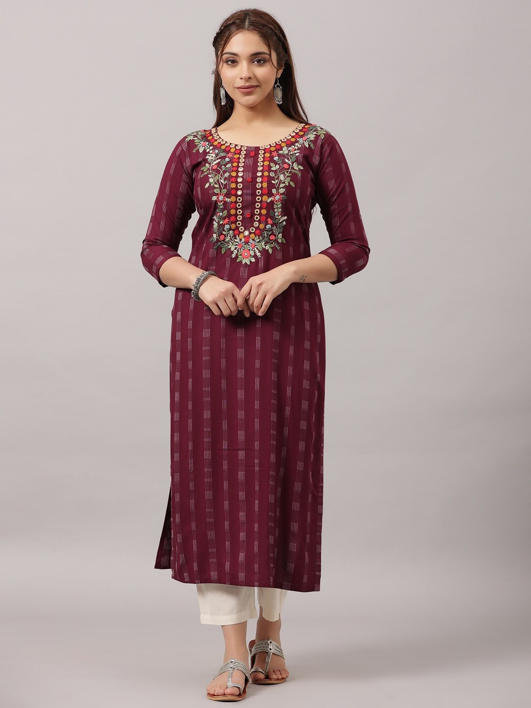 

Amchoor Ethnic Motifs Embroidered Straight Kurta, Maroon