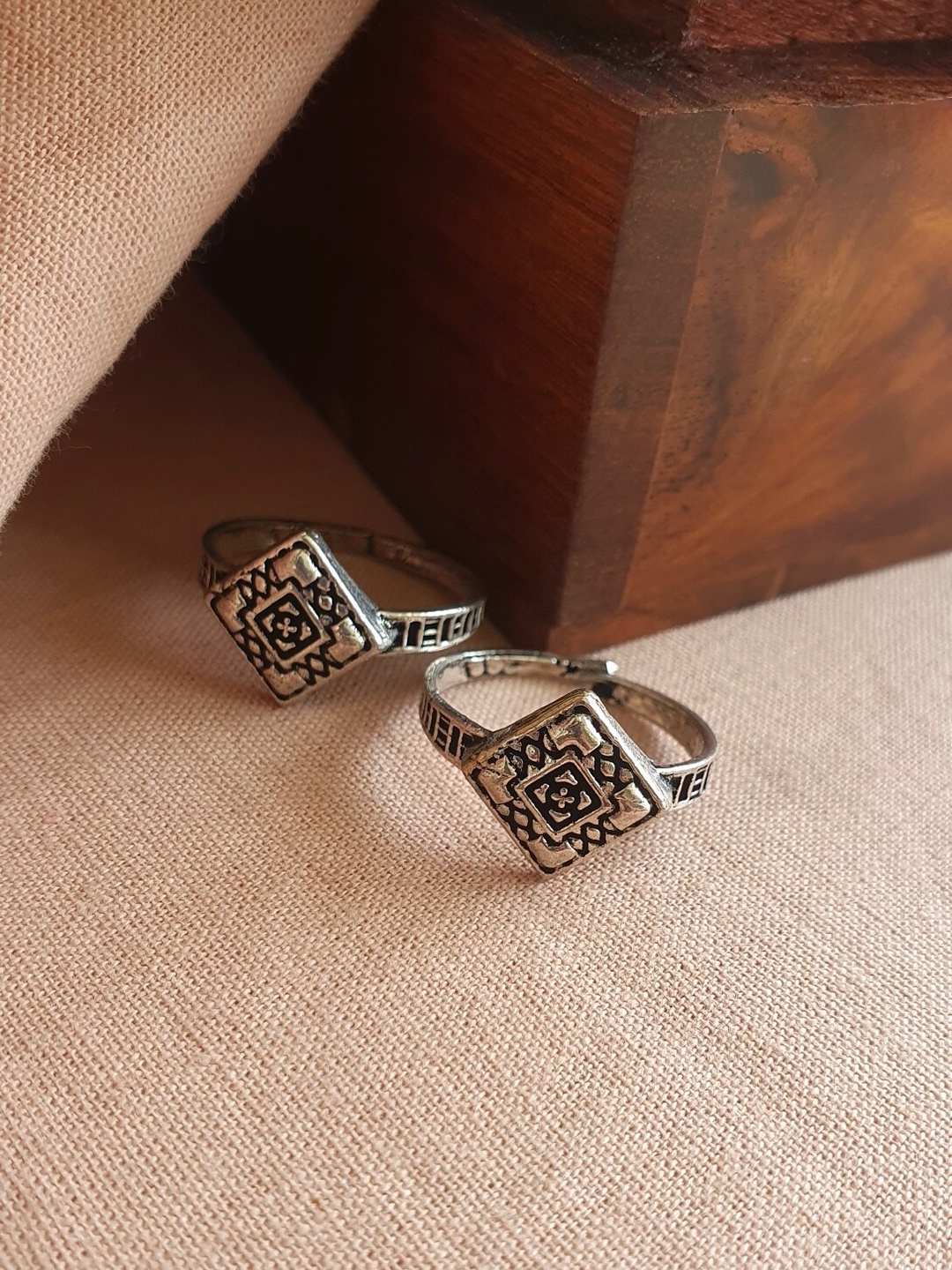 

Infuzze Set Of 2 Silver-Plated Square Shaped Brass Toe Rings