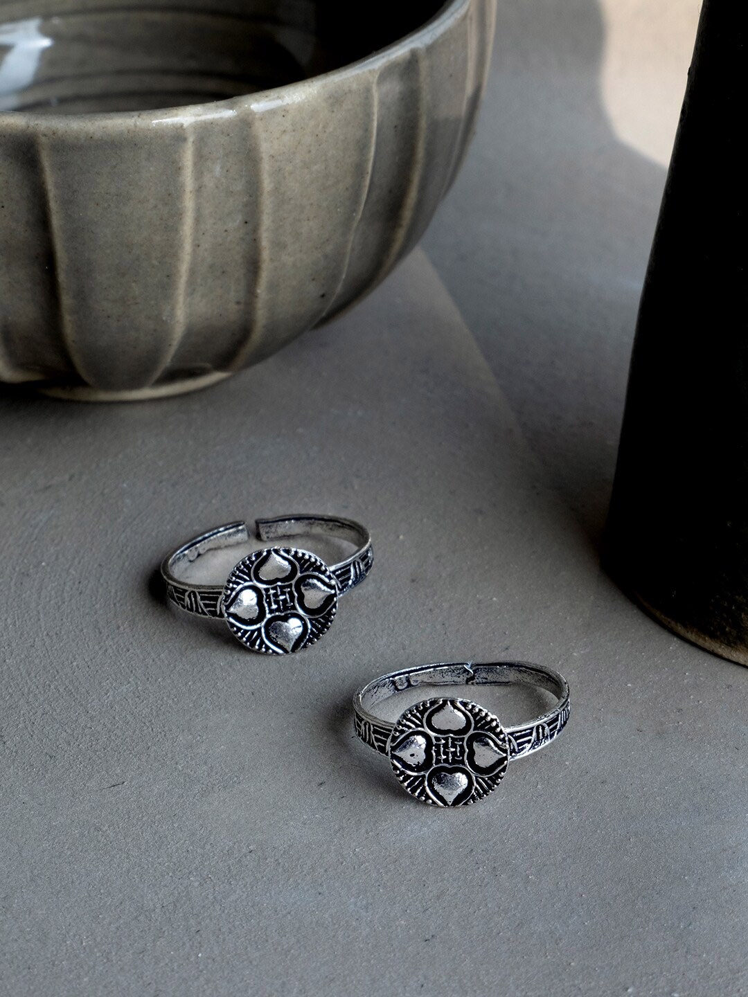 

Infuzze Set Of 2 Silver-Plated Round Shaped Bras Toe Rings