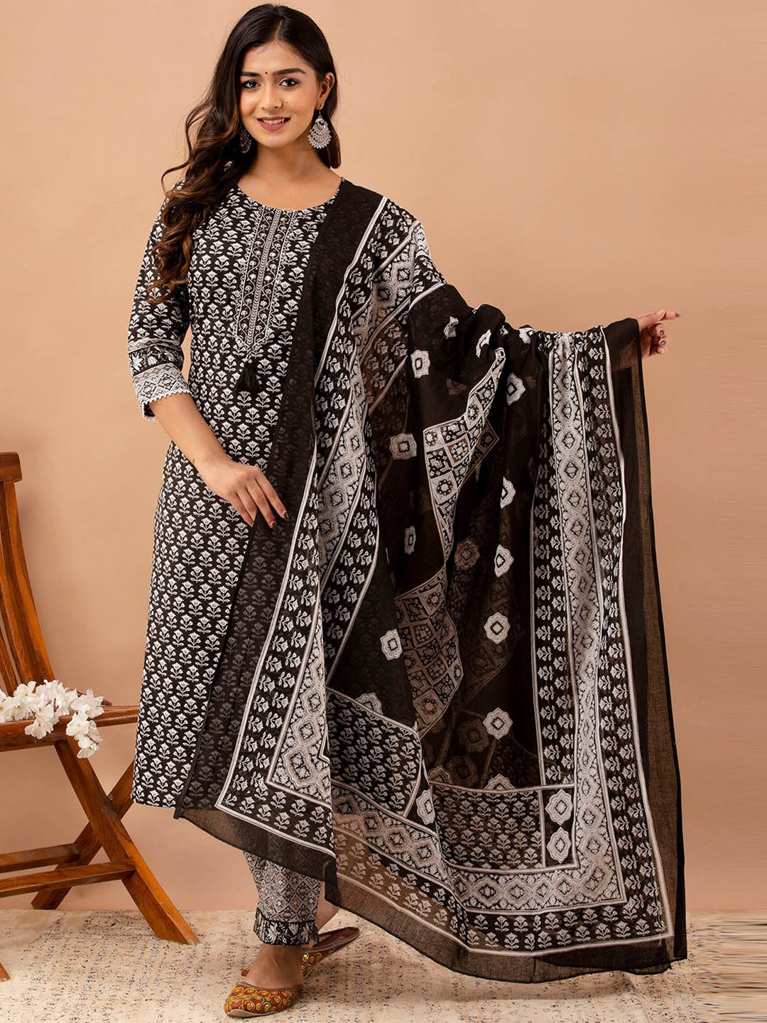 

Readiprint Fashions Floral Printed Pure Cotton Kurta With Trousers & Dupatta, Black