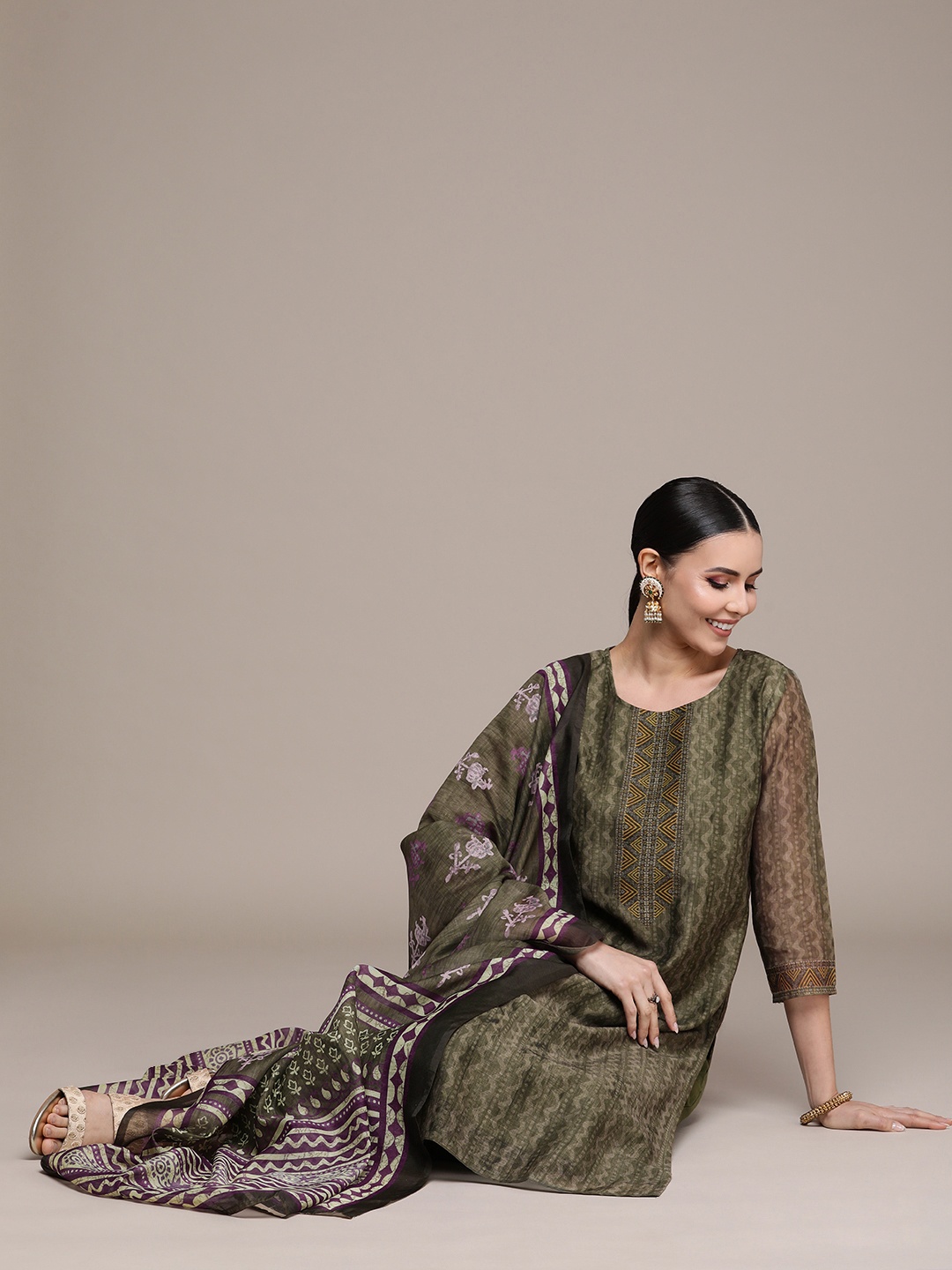 

Navibhu Women Olive Green Printed Regular Kurta with Trousers