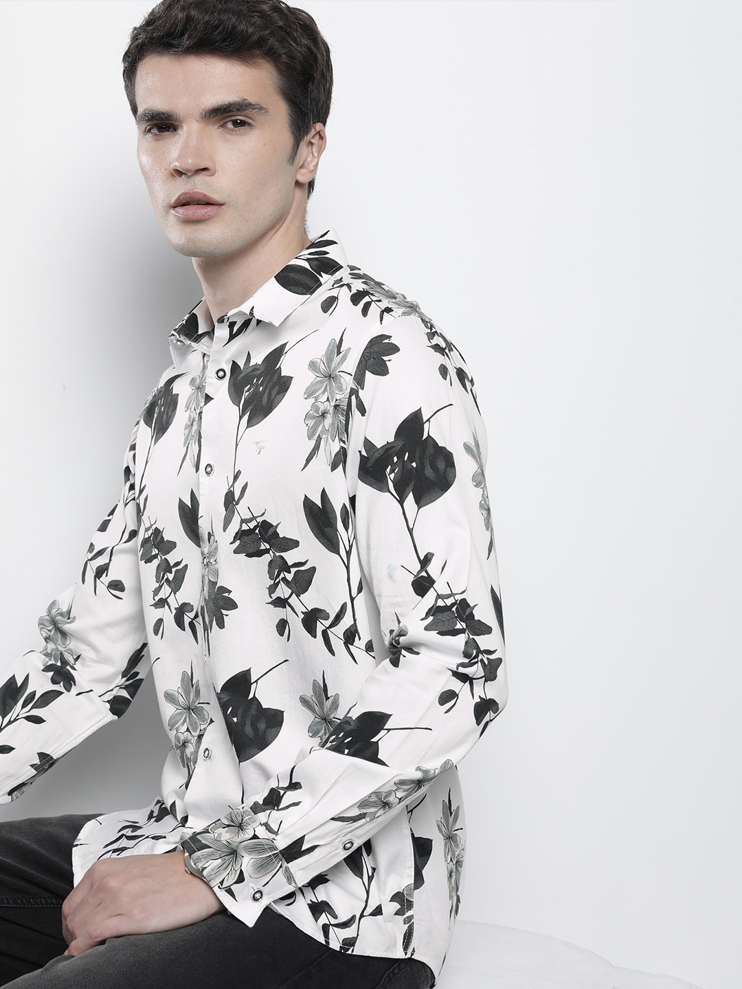 

The Indian Garage Co Men Slim Fit Floral Opaque Printed Shirt, Black