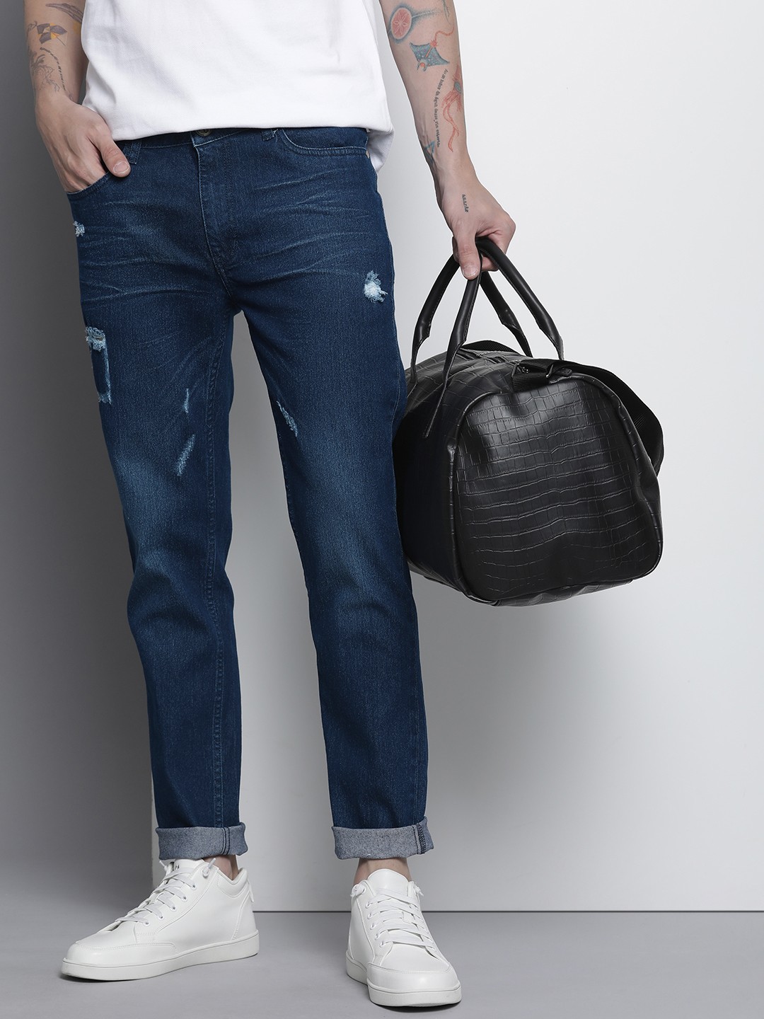 

The Indian Garage Co Men Slim Fit Stretchable Mildly Distressed Jeans, Navy blue