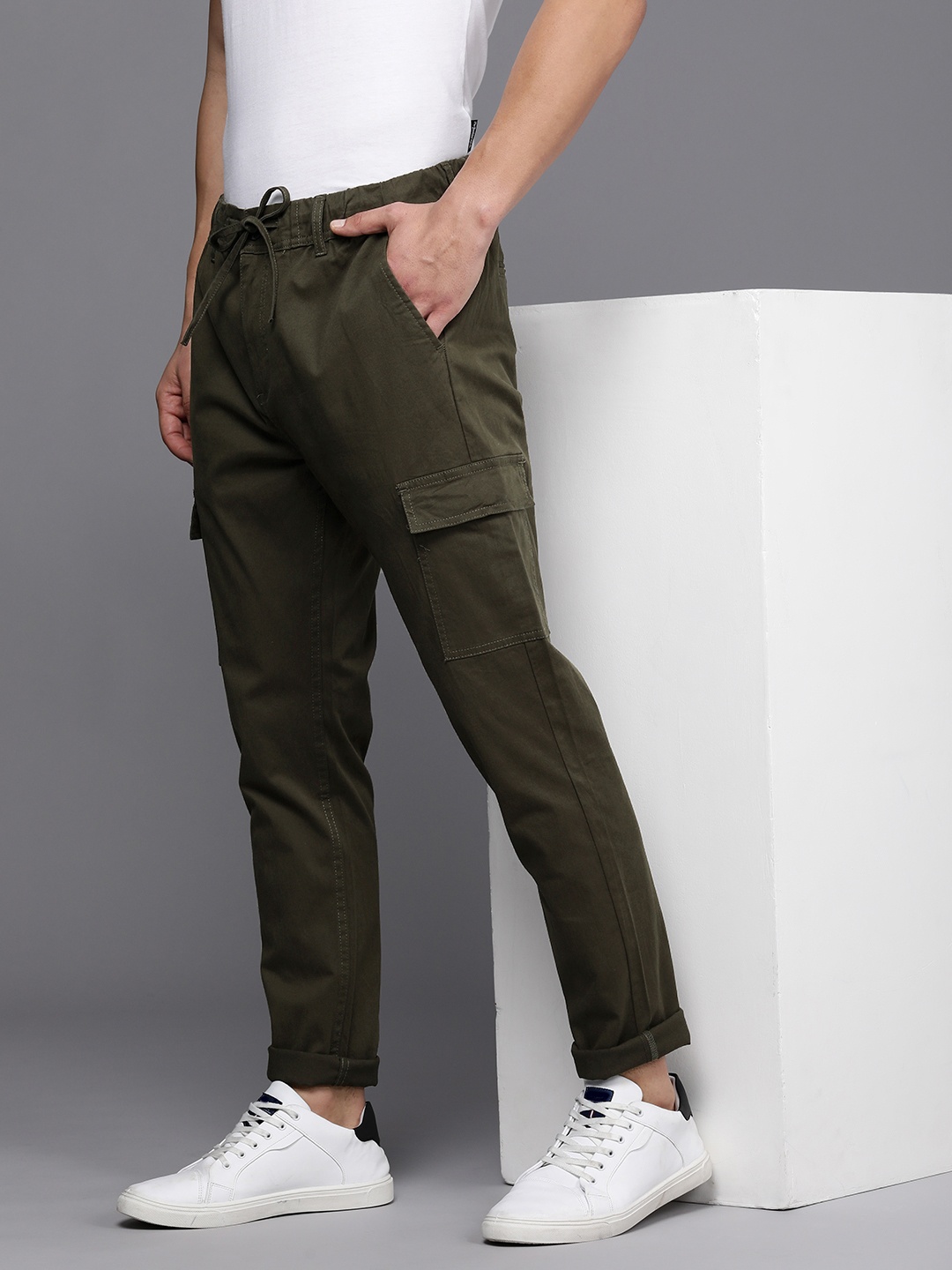 

WROGN Men Mid-Rise Tapered Fit Cargos Style Chinos Trousers, Olive