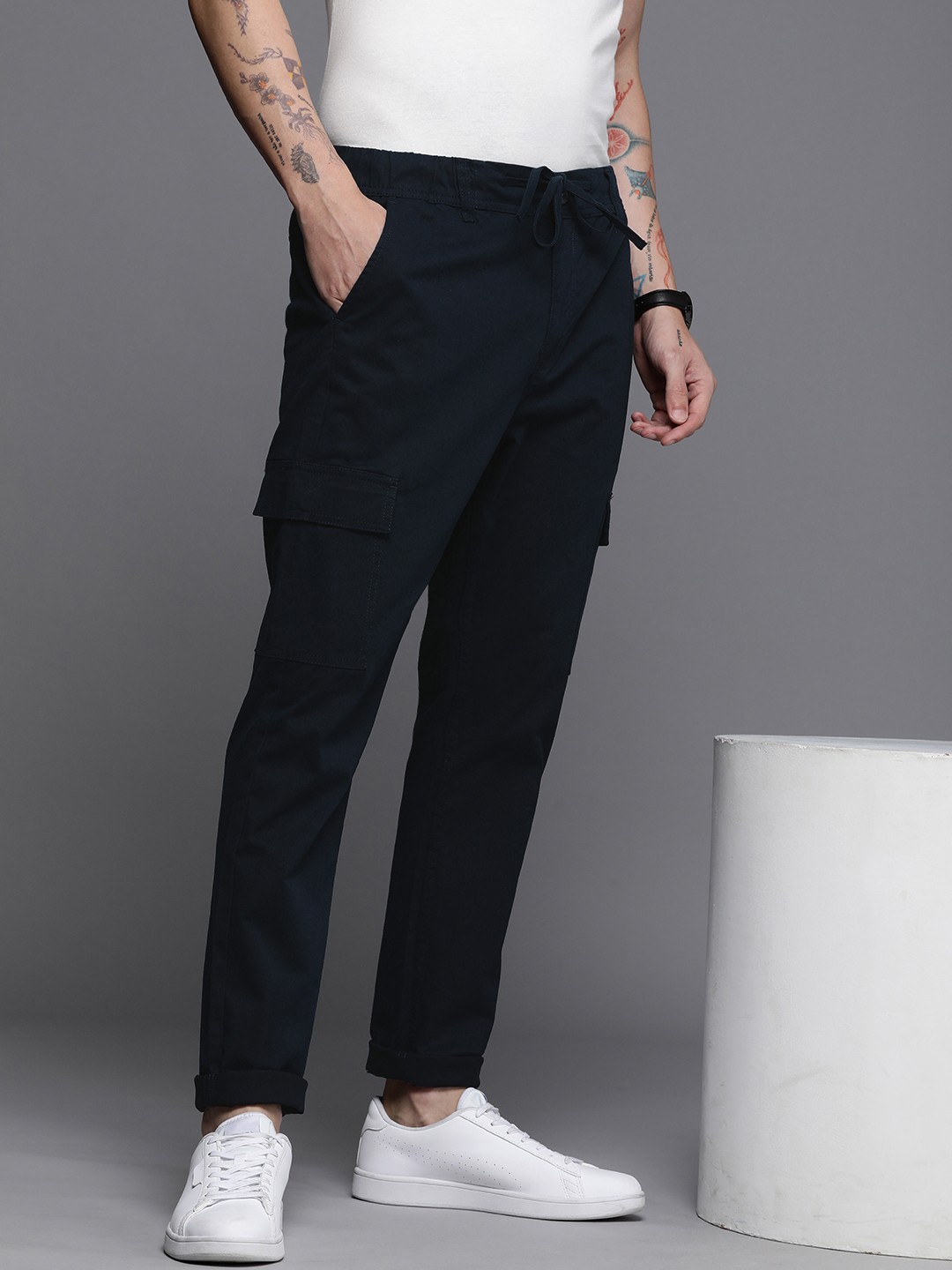 

WROGN Men Tapered Fit Cargo Style Trousers, Navy blue