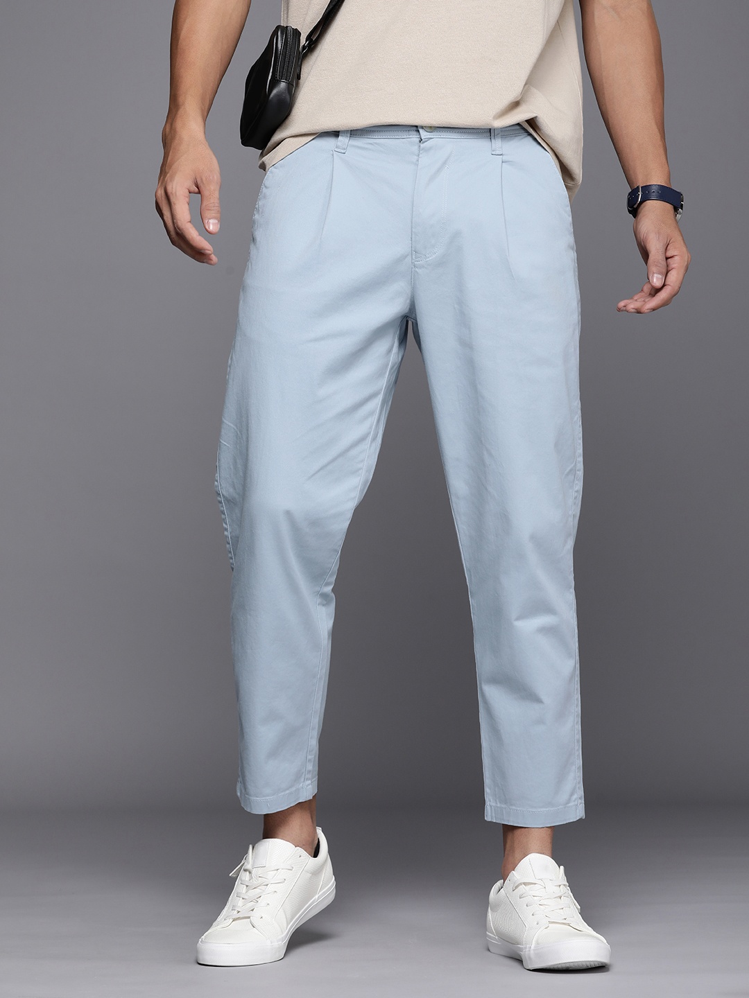 

WROGN Men Solid Mid-Rise Pleated Crop Trousers, Blue