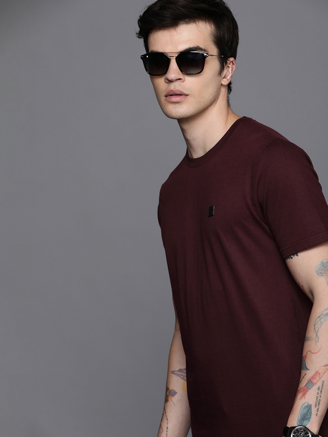 

WROGN Men Pure Cotton Solid Round Neck Slim Fit T-shirt, Burgundy