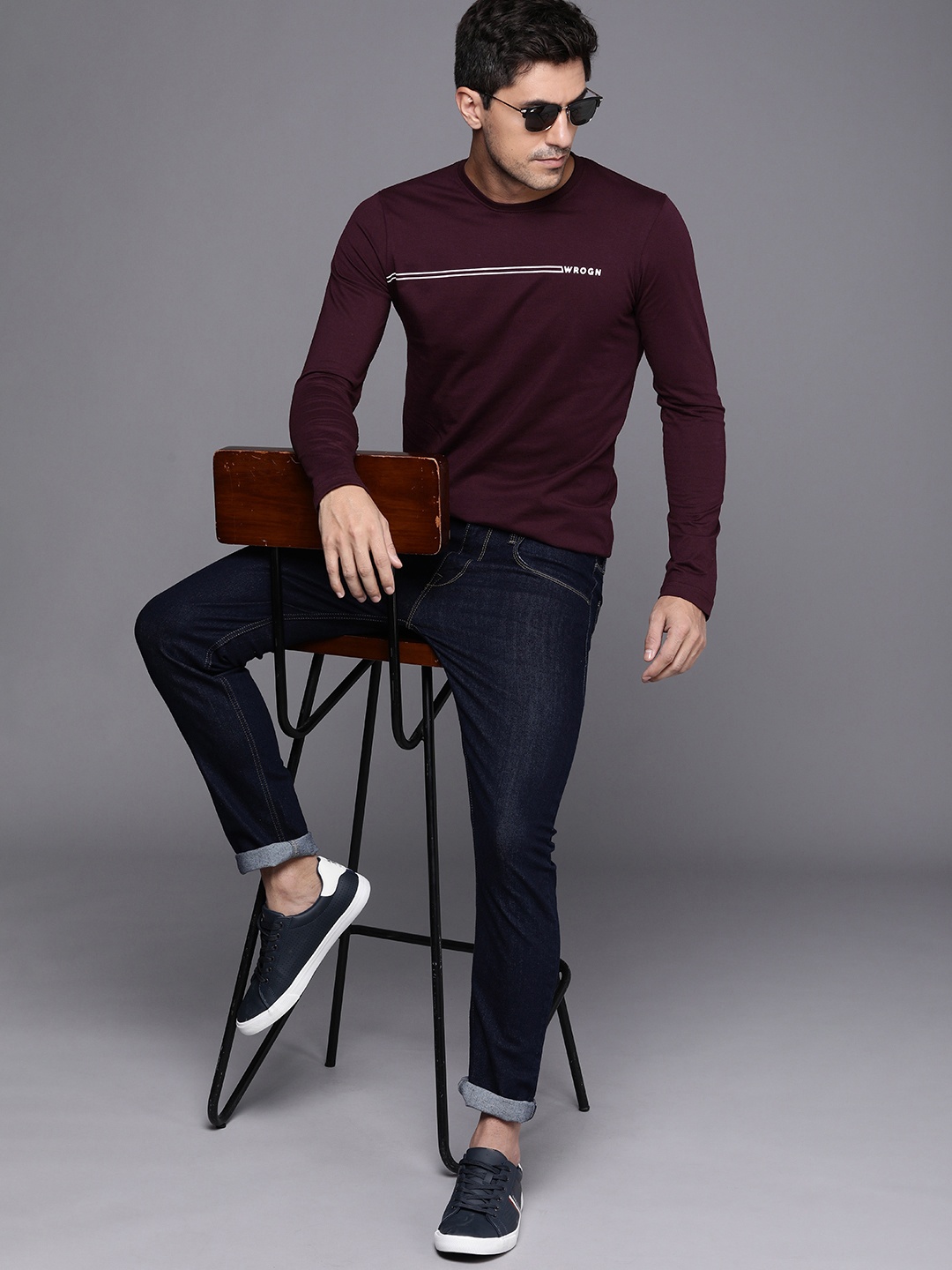 

WROGN Men Solid Round Neck T-shirt With Striped Detailing, Burgundy