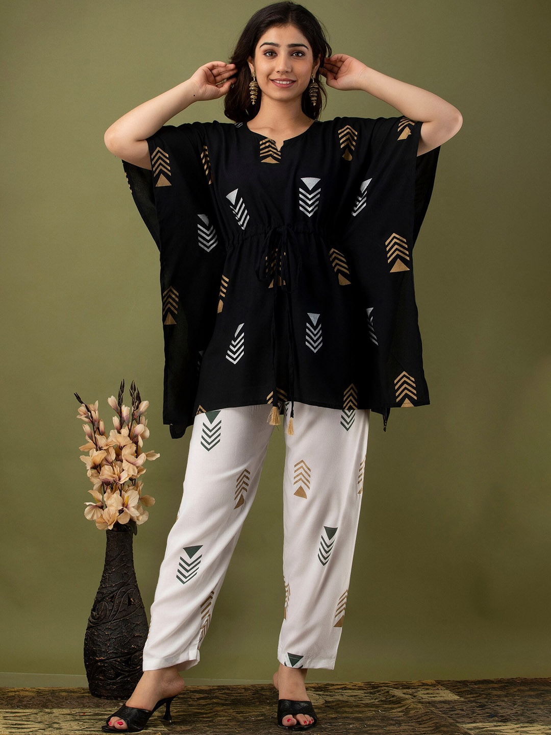 

Mialo fashion Geometric Printed Notched Neck Kaftan Kurti With Trousers, Black