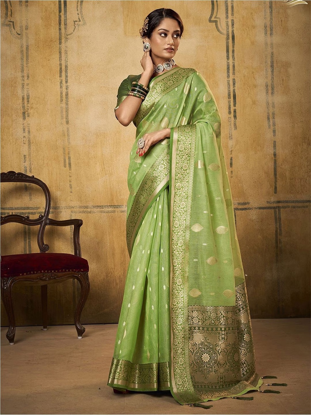 

Mitera Green & Gold-Toned Ethnic Woven Design Zari Tissue Banarasi Saree