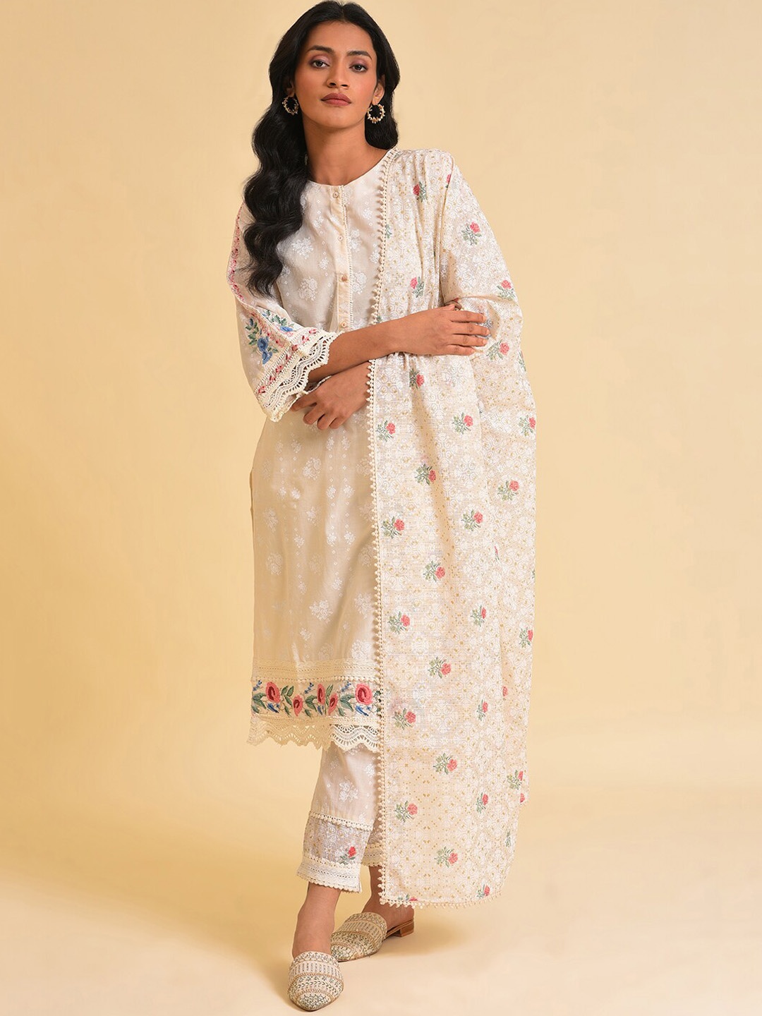 

W White & Pink Floral Printed Thread Work Pure Cotton Kurta With Trousers & Dupatta