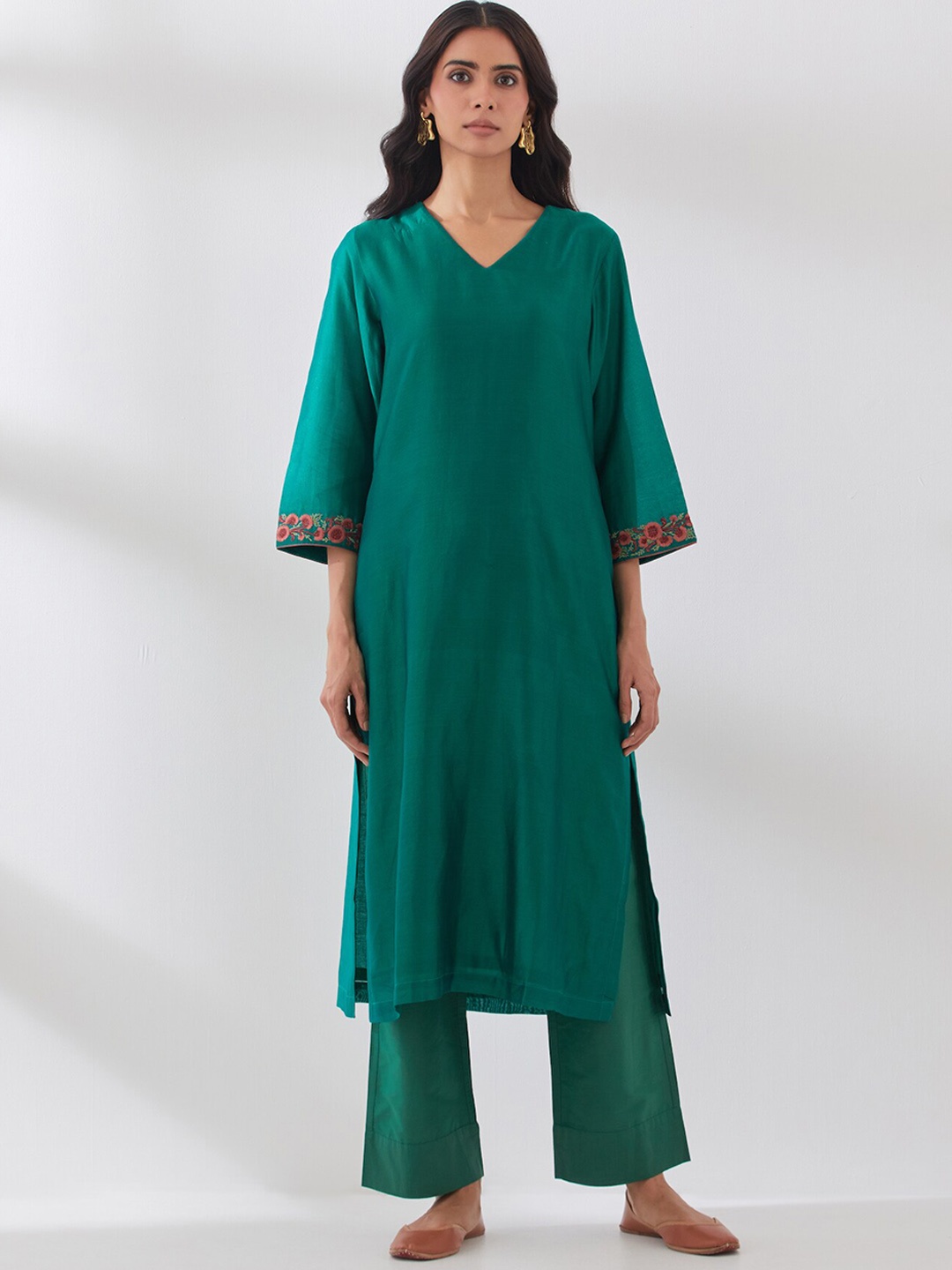

SMRITI GUPTA Thread Work V-Neck Chanderi Silk Kurta, Green