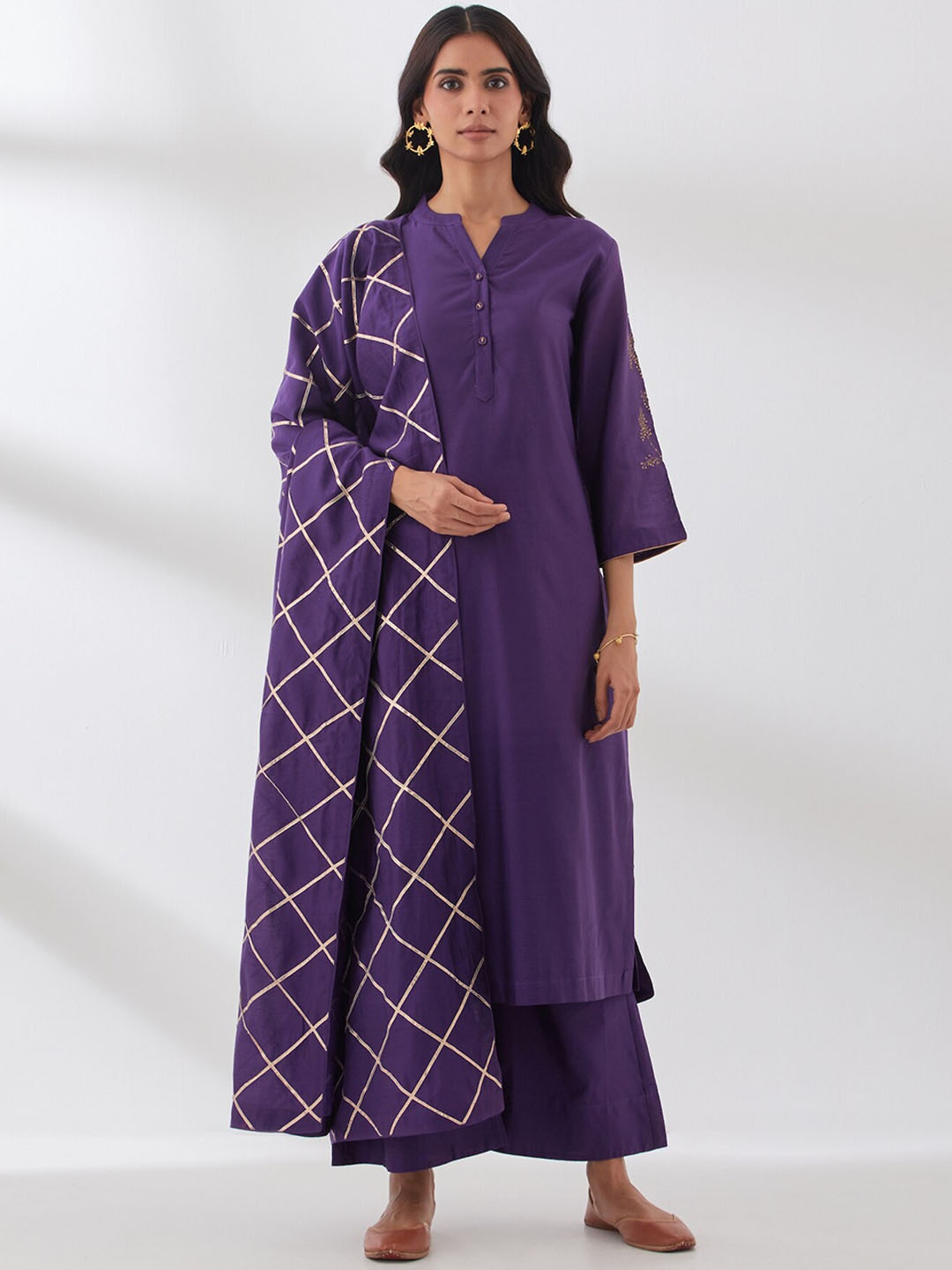 

SMRITI GUPTA Thread Work Mandarin Collar Chanderi Silk Kurta, Purple