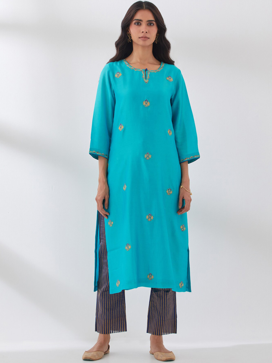 

SMRITI GUPTA Ethnic Motifs Embroidered Keyhole Neck Straight Chanderi Silk Kurta, Turquoise blue