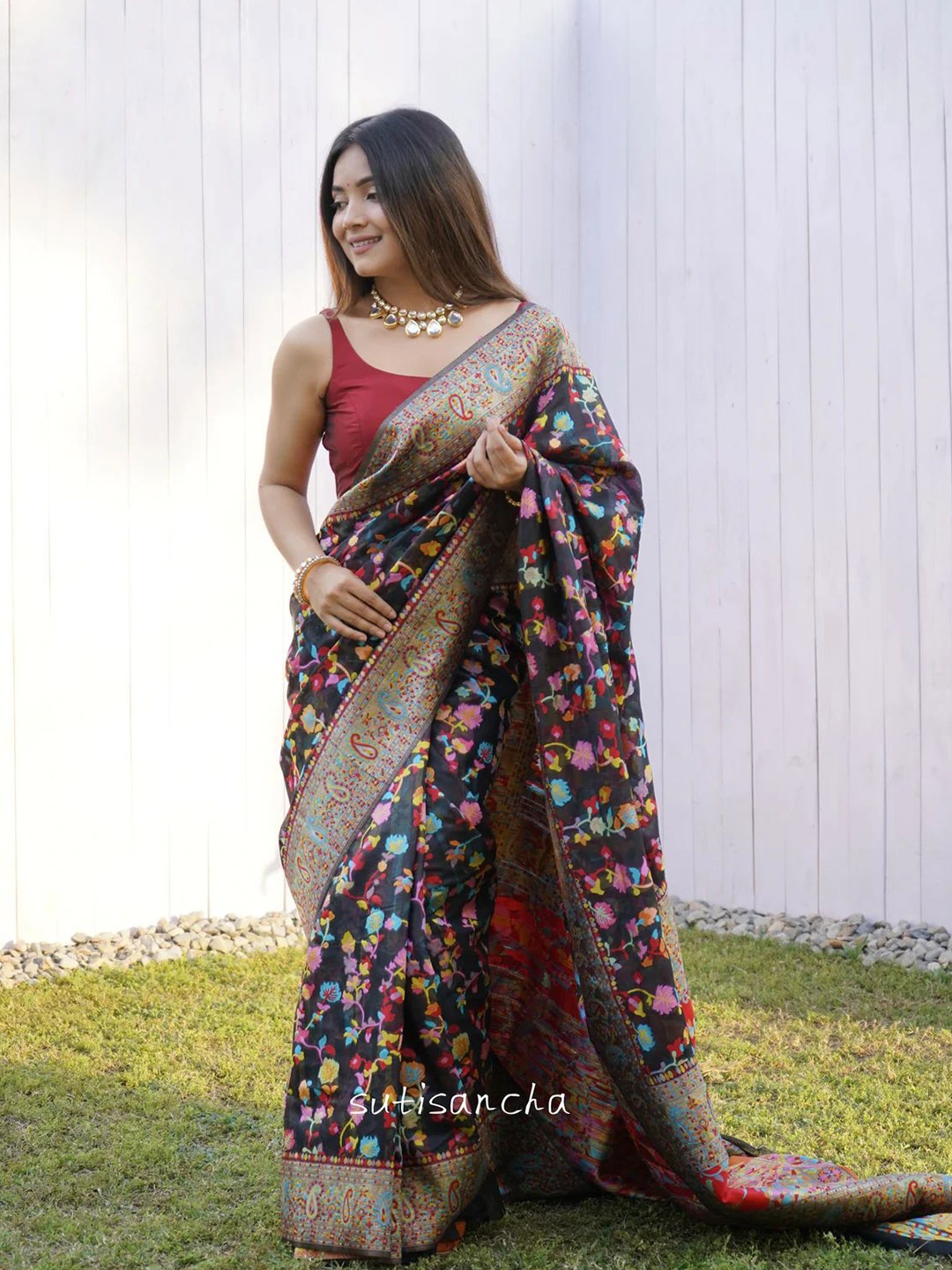 

MORLY Floral Woven Design Zari Kanjeevaram Saree, Navy blue