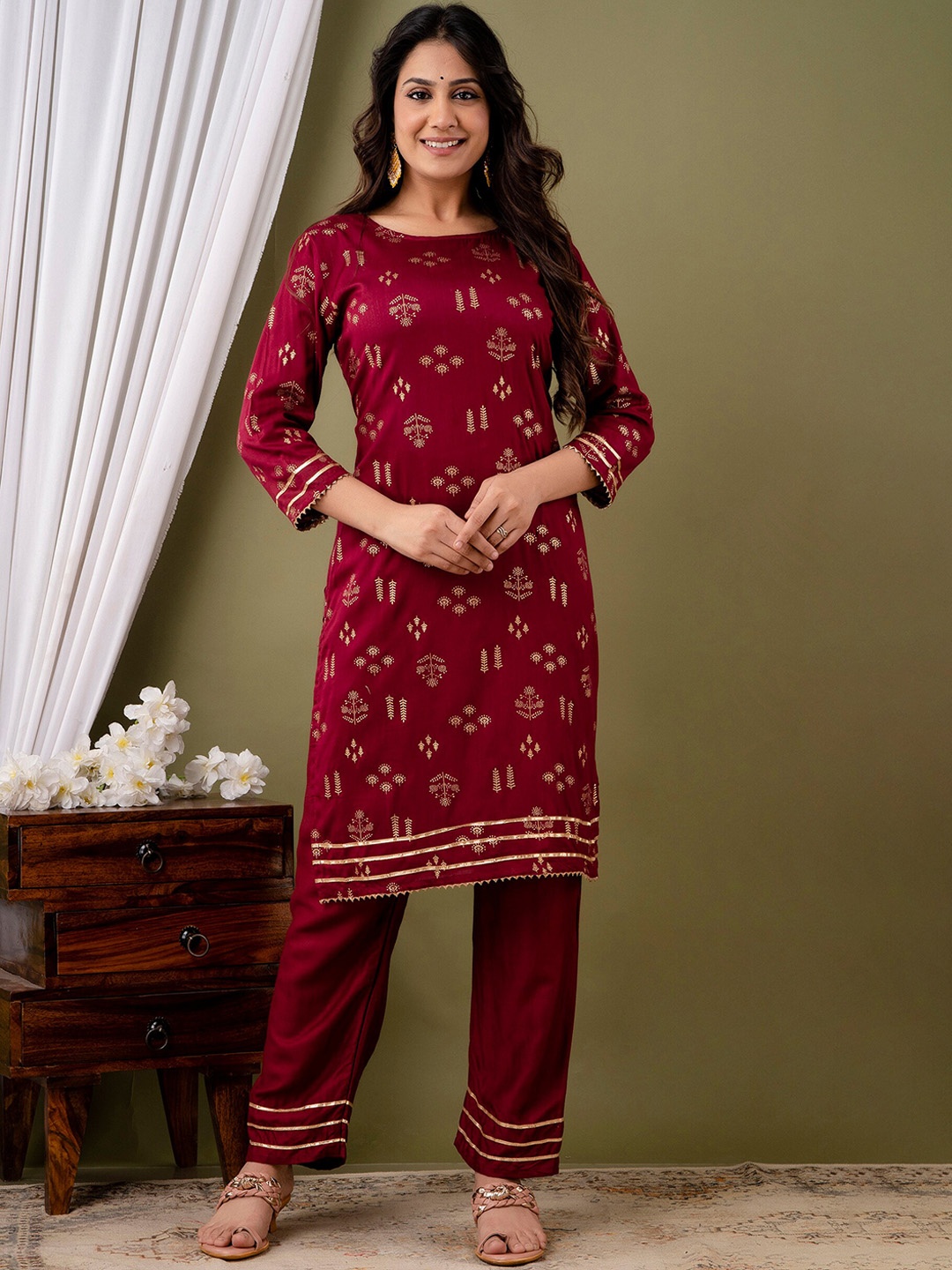 

Mialo fashion Floral Printed Regular Kurta with Trousers, Maroon