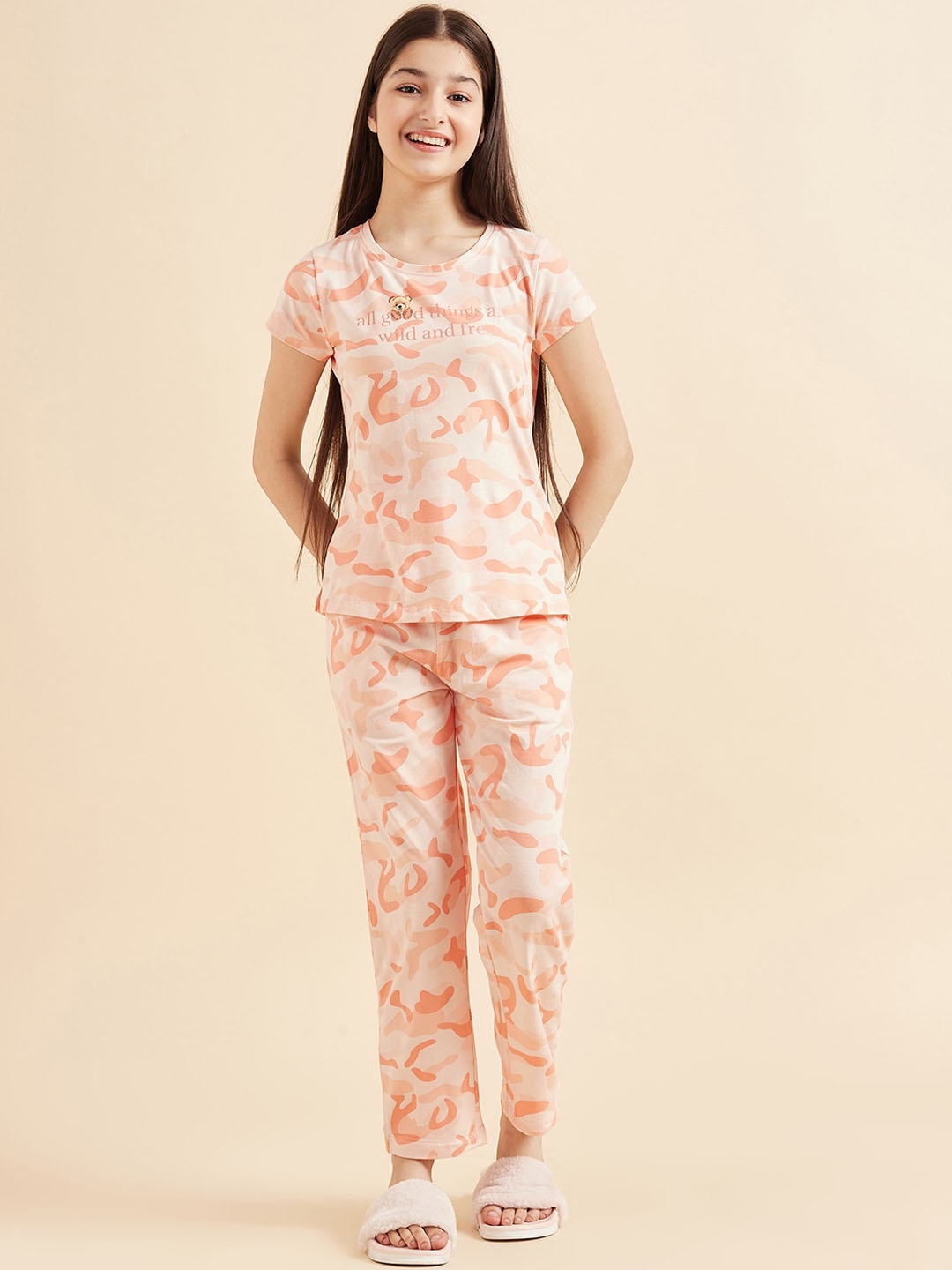 

Sweet Dreams Girls Peach-Coloured & White Camouflage Printed Pure Cotton Night Suit