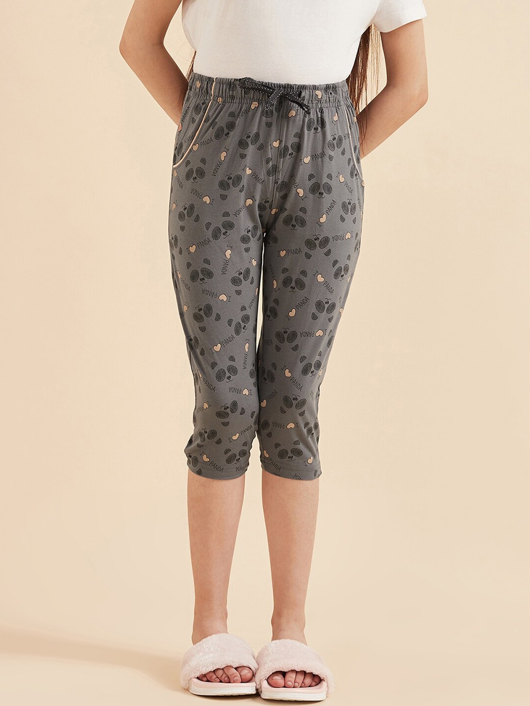 

Sweet Dreams Girls Grey & Black Printed Mid-Rise Regular-Fit Cotton Capris