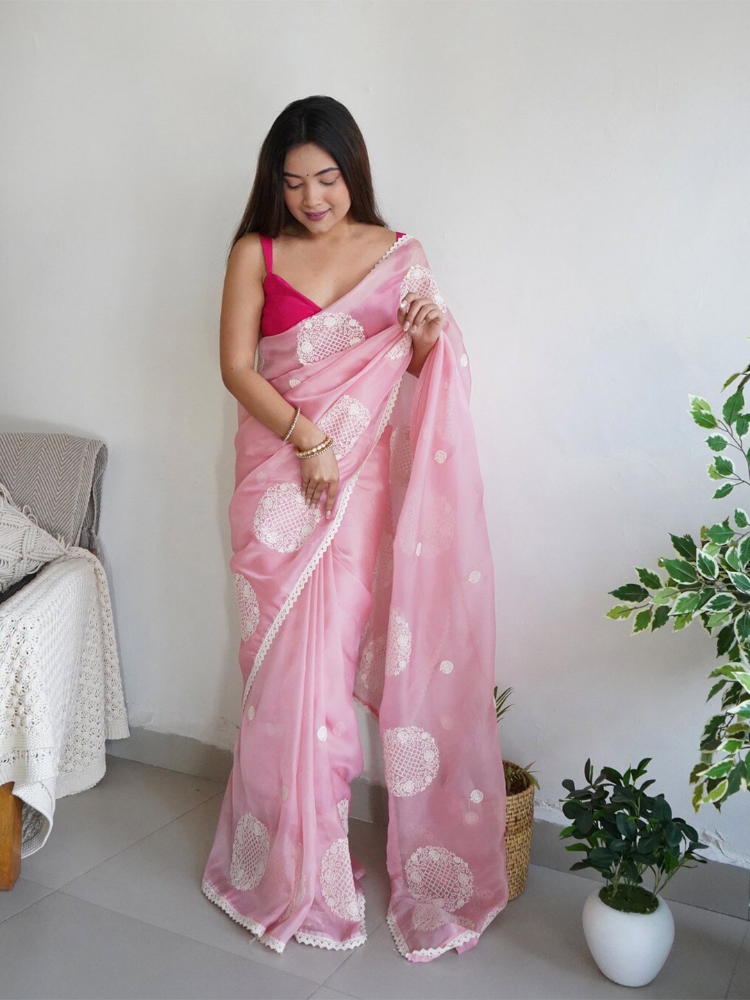 

Atulyam Tex World Floral Embroidered Organza Saree, Pink