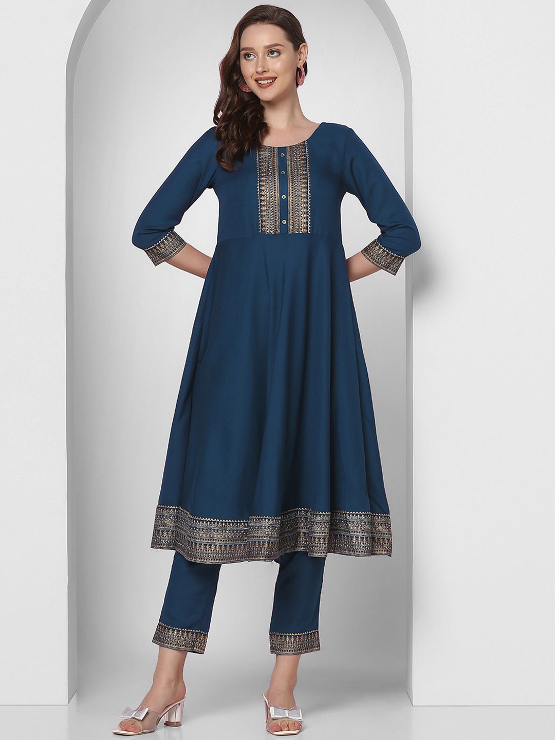 

SKYLEE Blue & Gold-Toned Ethnic Motifs Embroidered Gotta Patti Kurta with Trousers