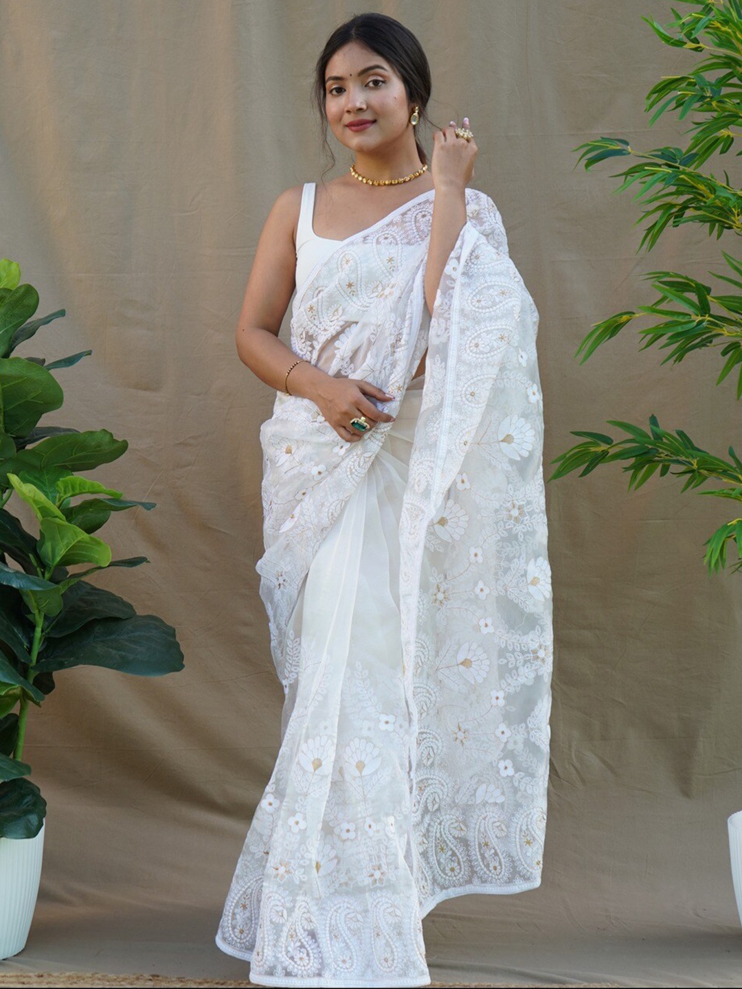 

Atulyam Tex World Floral Chikankari Embroidered Organza Saree, White