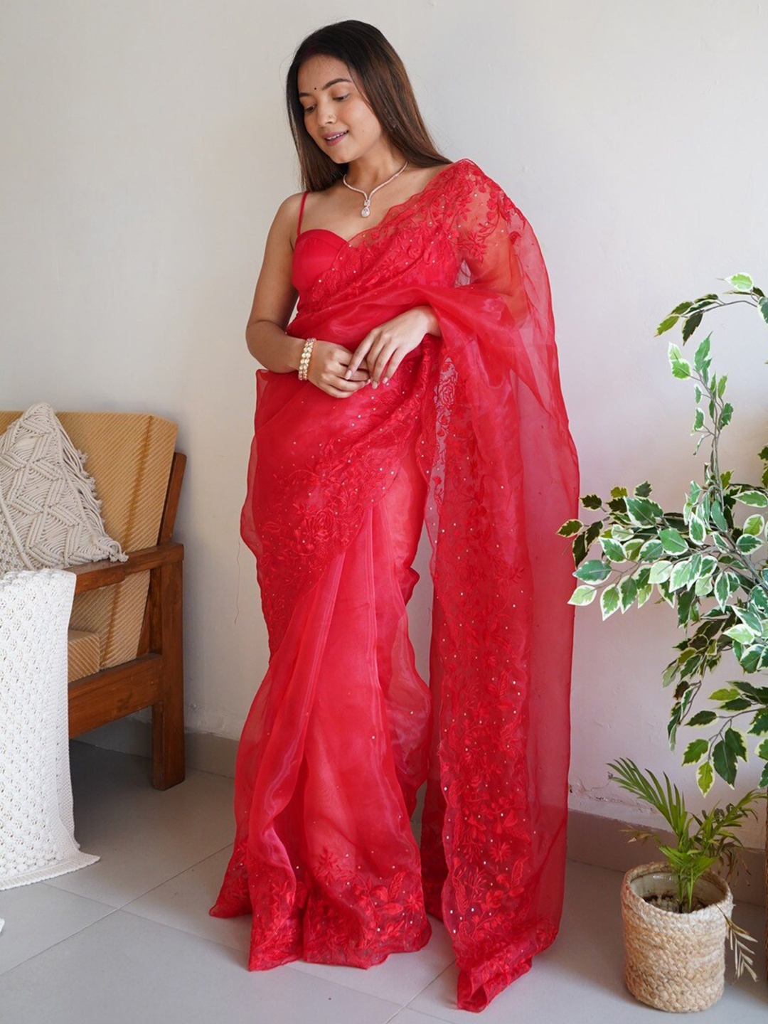 

Atulyam Tex World Floral Embellished Embroidered Organza Saree, Red