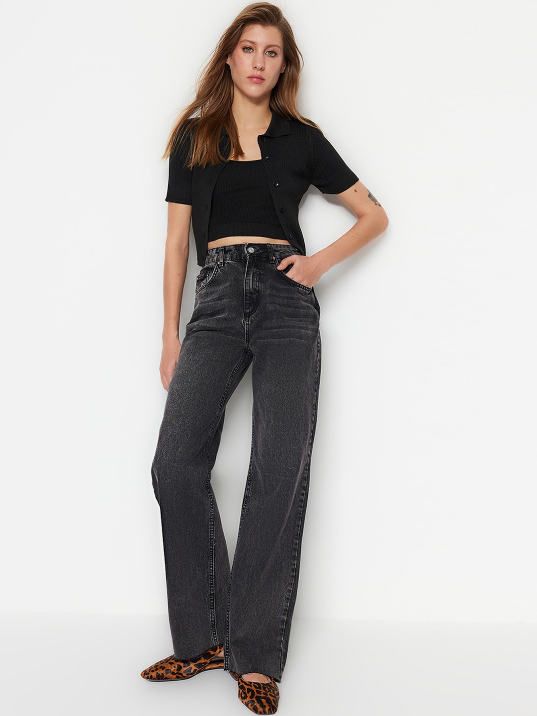 

Trendyol Women Light Fade Clean Look Wide Leg Pure Cotton Jeans, Grey