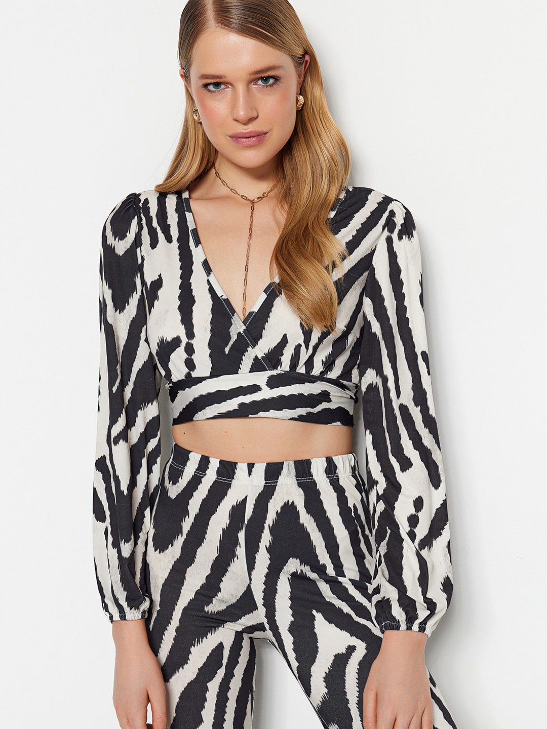 

Trendyol Abstract Printed Regular Crop Top, White