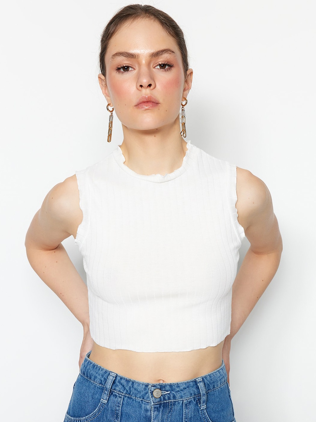 

Trendyol Round Neck Sleeveless Fitted Crop Top, White