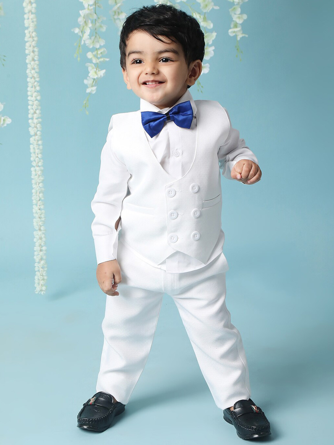

KID1 Boys 4 Piece Tuxedo Suit With Bow, White